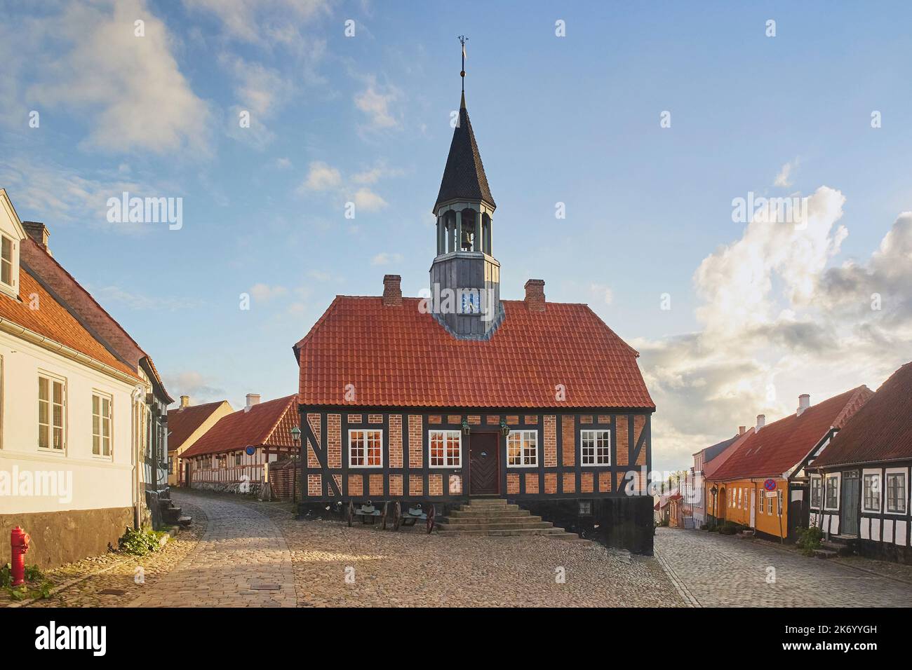 Ebeltoft, Danimarca, settembre 2022: Antica cappella in una strada accogliente Foto Stock