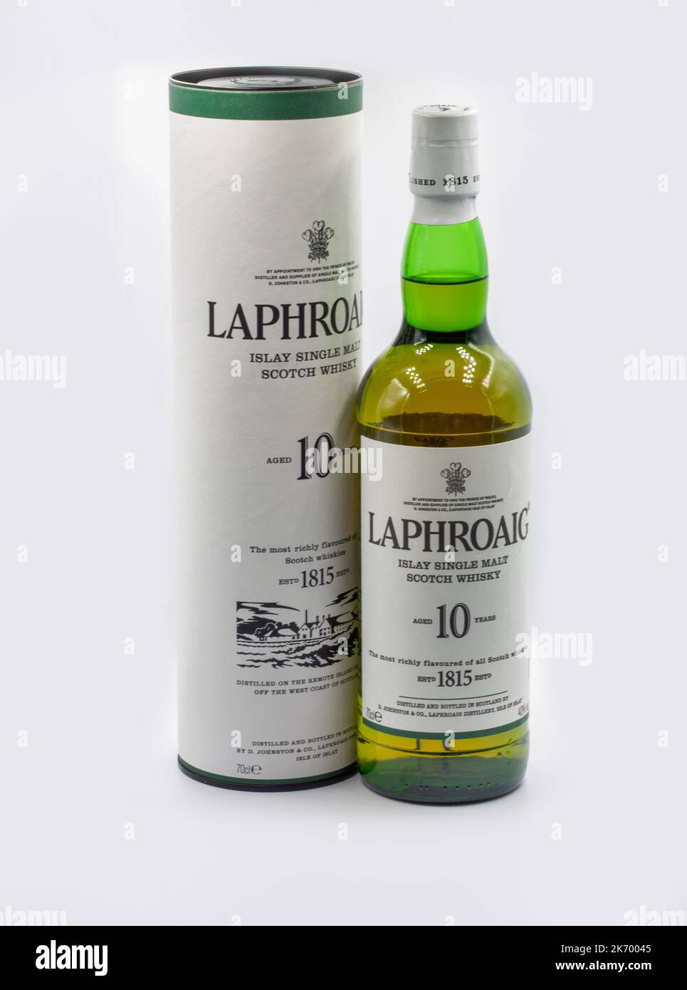 Kiev, Ucraina - 06 novembre 2011: Bottiglia e scatola di Scotch Single Malt Whisky Laphroaig 10 anni primo piano su bianco. La distilleria Laphroaig è un'isola Foto Stock
