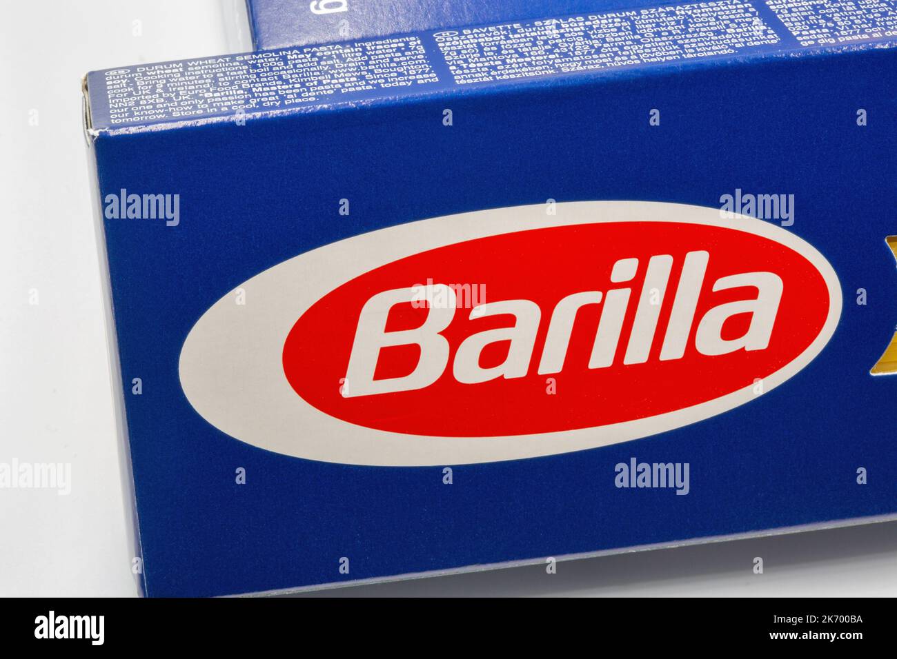 Kiev, Ucraina - 24 aprile 2022: Barilla pasta spaghetti logo su confezione primo piano su bianco. Barilla S.p.A. è un'azienda alimentare italiana, la più grande al mondo Foto Stock