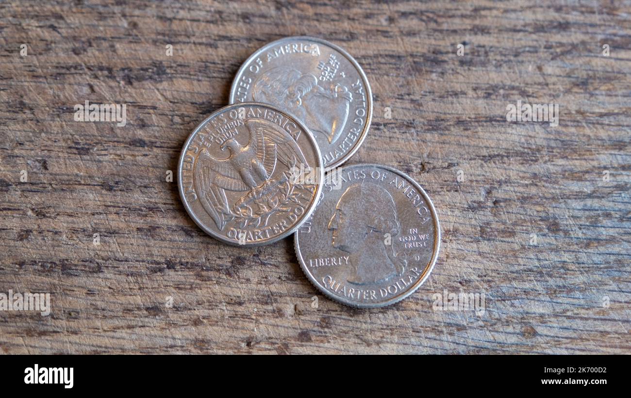 Primo piano delle monete da un quarto di dollaro. Concetto finanziario su sfondo di legno Foto Stock