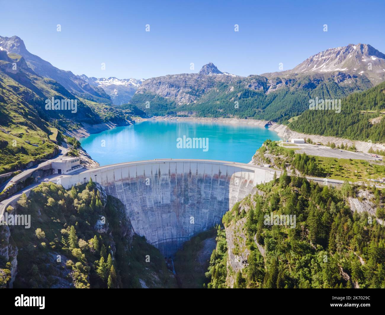 Diga d'acqua e lago serbatoio vista aerea sulle montagne delle Alpi in estate che genera idroelettricità. Bassa impronta CO2, decarbonizzazione, energia rinnovabile, su Foto Stock Diga d'acqua e lago serbatoio vista aerea sulle montagne delle Alpi in estate che genera idroelettricità. Bassa impronta CO2, decarbonizzazione, energia rinnovabile, su Foto Stock