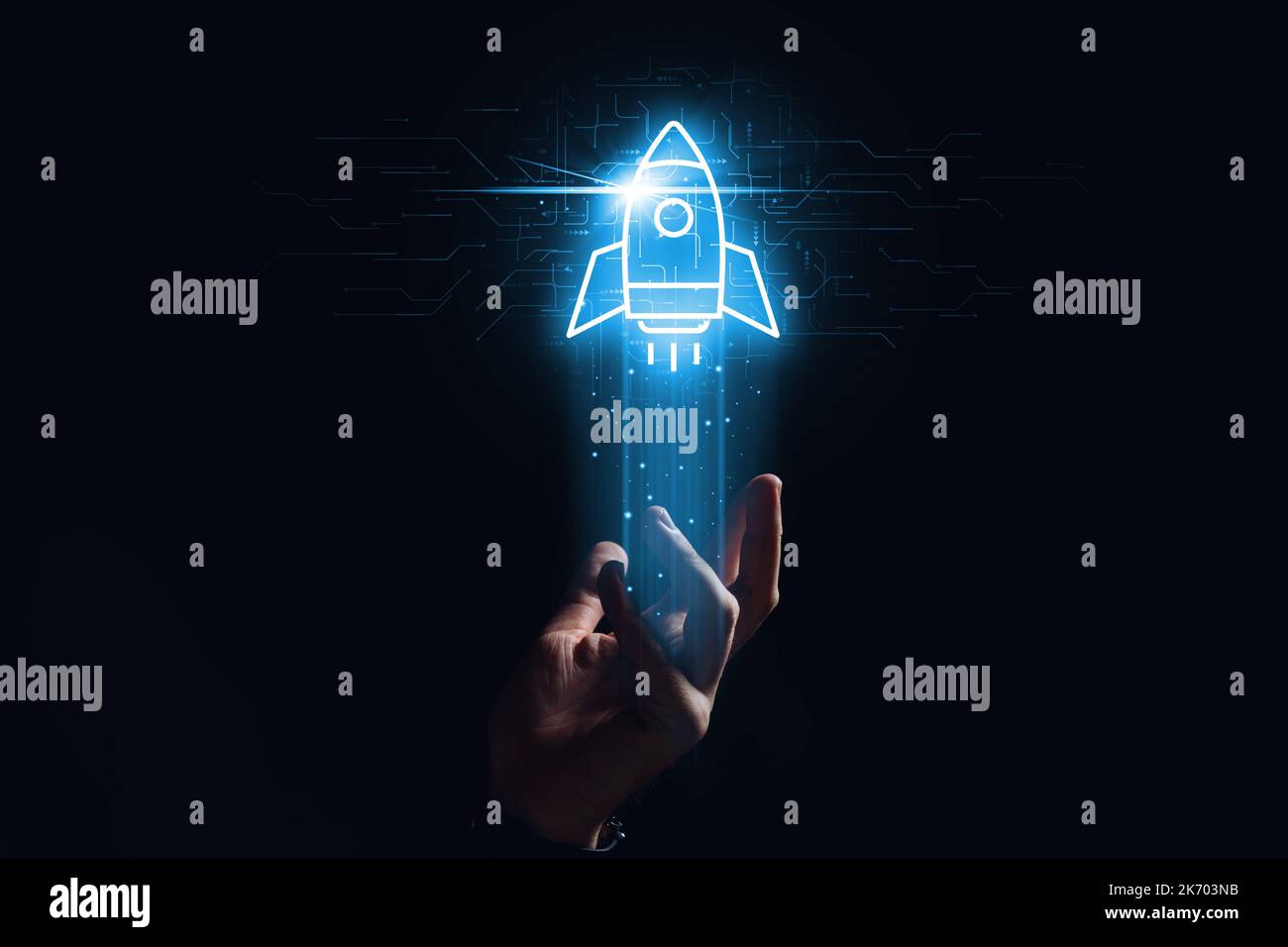 Il concetto di marketing e di sviluppo sotto forma di ologramma di razzo sopra la mano Foto Stock