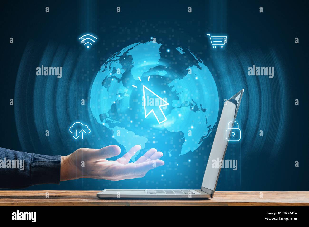 Il concetto di globalizzazione tecnologica. Servizi in Internet globale. Persona consegna il notebook con ologramma Foto Stock