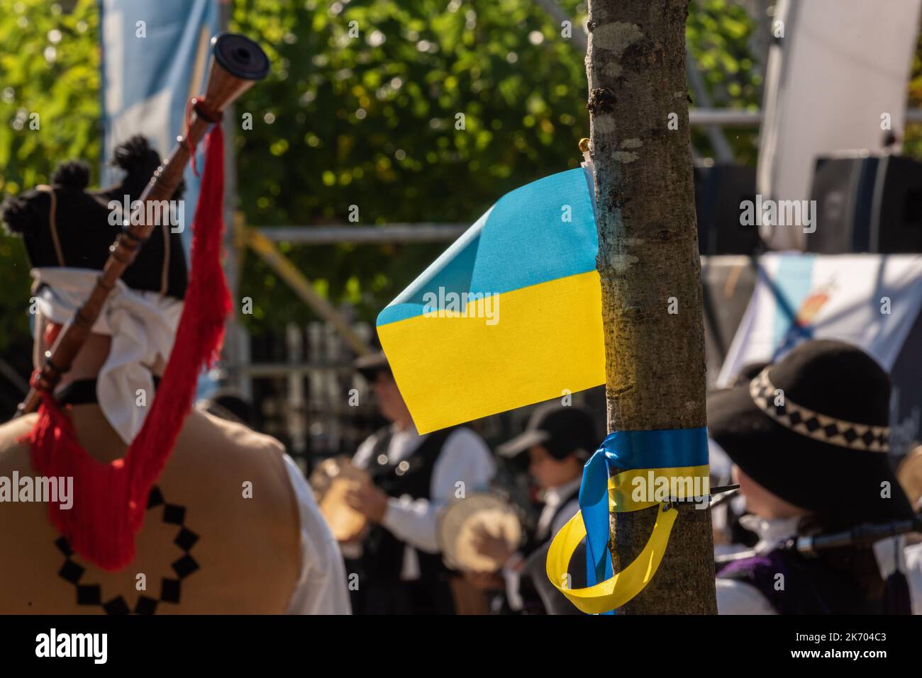 Bandiera Ucraina con bagpipers e musica tradizionale galiziana in un evento di beneficenza Foto Stock