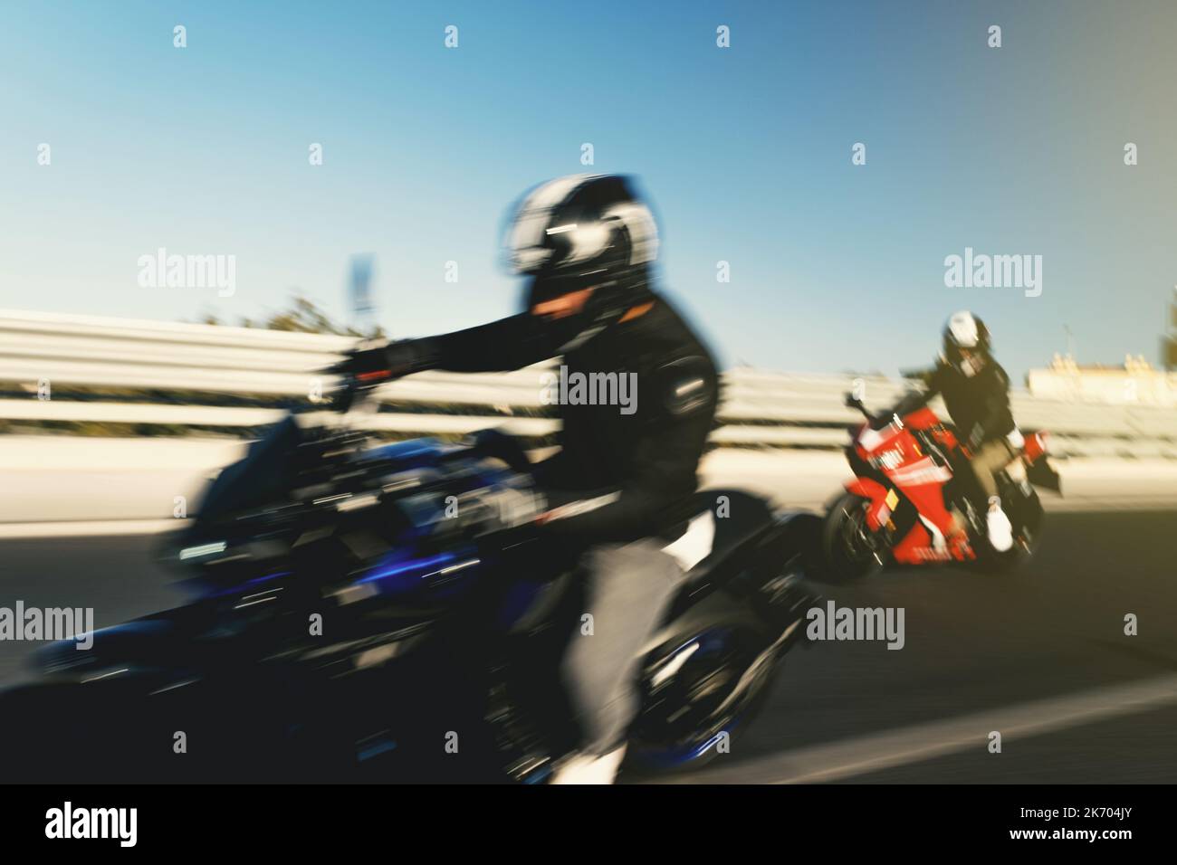 Vista astratta dello sfondo sfocato di un incidente motociclistico appena prima di un attimo fa. Foto Stock