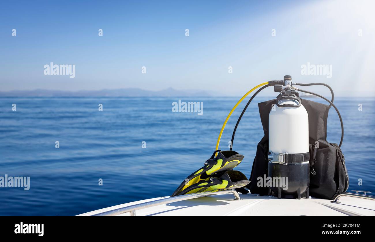 Una vasca per immersioni subacquee e un equipaggiamento in piedi su una prua della barca Foto Stock