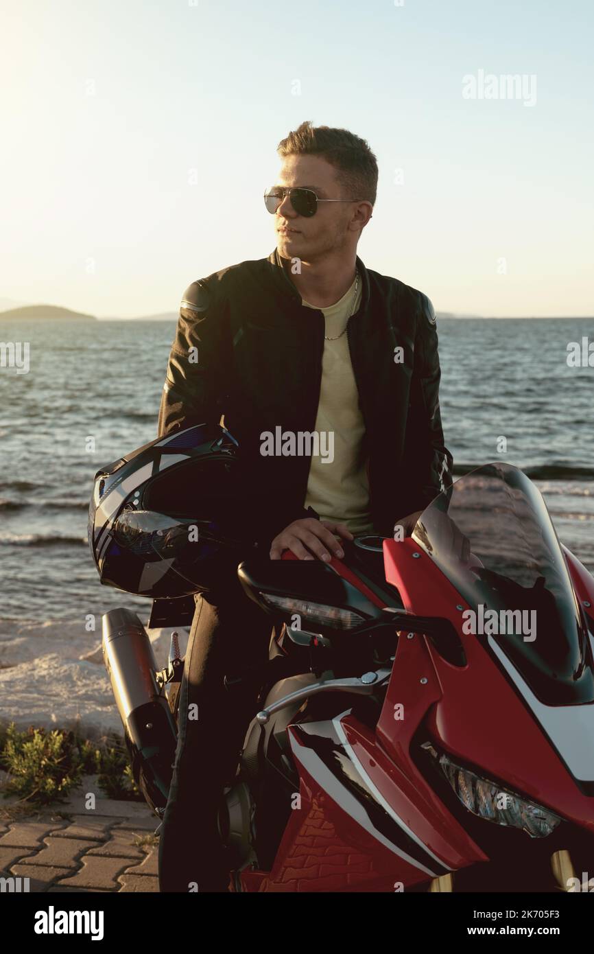 Ritratto di un motociclista con occhiali da sole Foto Stock