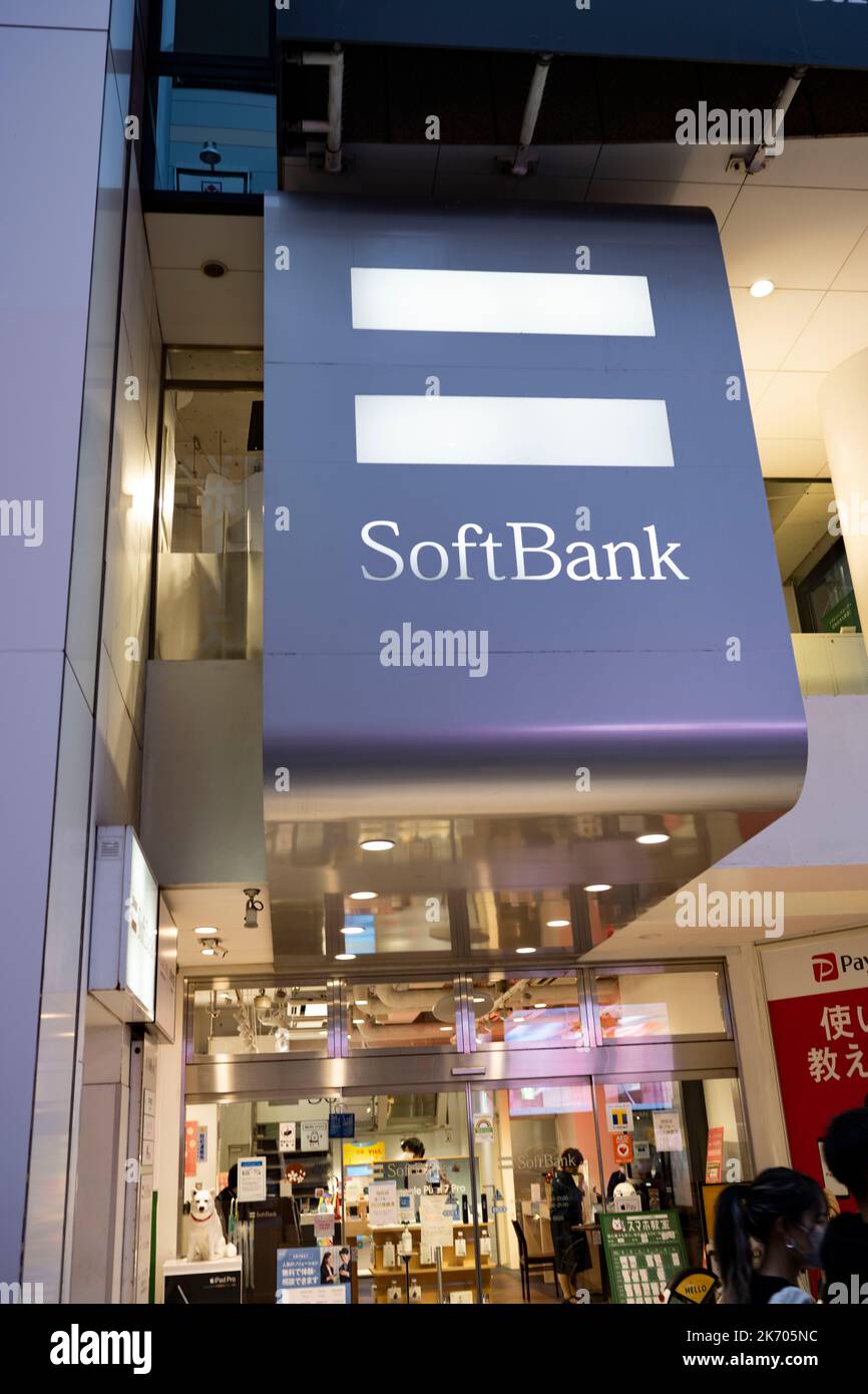 Tokyo, Prefettura di Tokyo, Giappone. 16th Ott 2022. 16 ottobre 2022: Shibuya City, Tokyo, GIAPPONE: Una banca del settore finanziario di SoftBank a Shibuya, una destinazione di viaggio popolare con molti spazi commerciali, negozi e ristoranti. Il Giappone ha recentemente riaperto al turismo dopo oltre due anni di divieti di viaggio a causa della pandemia COVID-19. Il Gruppo SoftBank (quotato alla Borsa di Tokyo nel 99840) è stato fondato dall'Amministratore Delegato Masayoshi Son inizialmente come società di software. La società è ben nota negli Stati Uniti per il suo Vision Fund, un fondo di capitale di rischio VC da più miliardi di dollari per startup tecnologico che ha investito in Cre Foto Stock