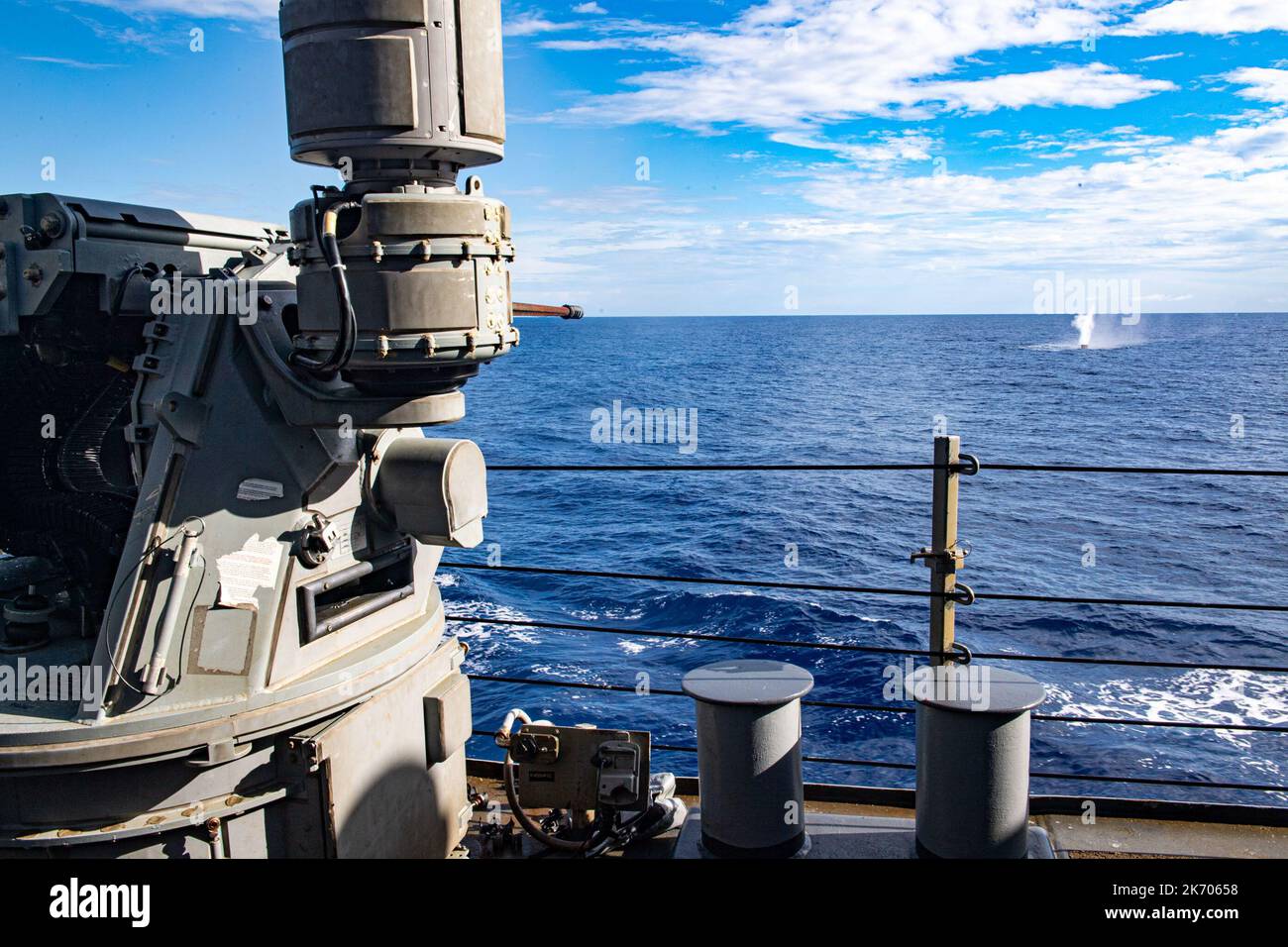 MARE DELLE FILIPPINE (22 settembre 2022) il cacciatorpediniere missilistico guidato di classe Arleigh Burke USS Milius (DDG 69) spara la sua mitragliatrice MK-38 durante un'esercitazione di sparo dal vivo mentre opera nel Mare delle Filippine, 22 settembre. Milius è assegnato al Comandante, Task Force 71/Destroyer Squadron (DESRON) 15, il più grande DESRON schierato in avanti della Marina e la principale forza di superficie della flotta degli Stati Uniti 7th. (STATI UNITI Foto Navy di Mass Communication Specialist 2nd Class Richard Cho) Foto Stock