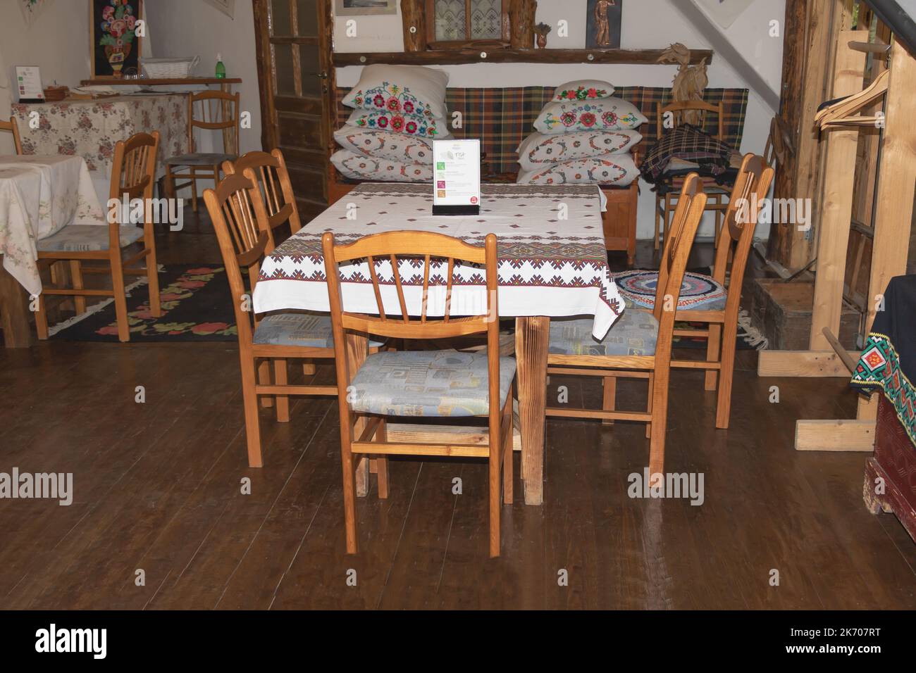 Orheiul vechi, Moldova - 14 giugno 2021 - Un ristorante tradizionale allestito con un tavolo e sedie all'interno con il menu sul tavolo Foto Stock