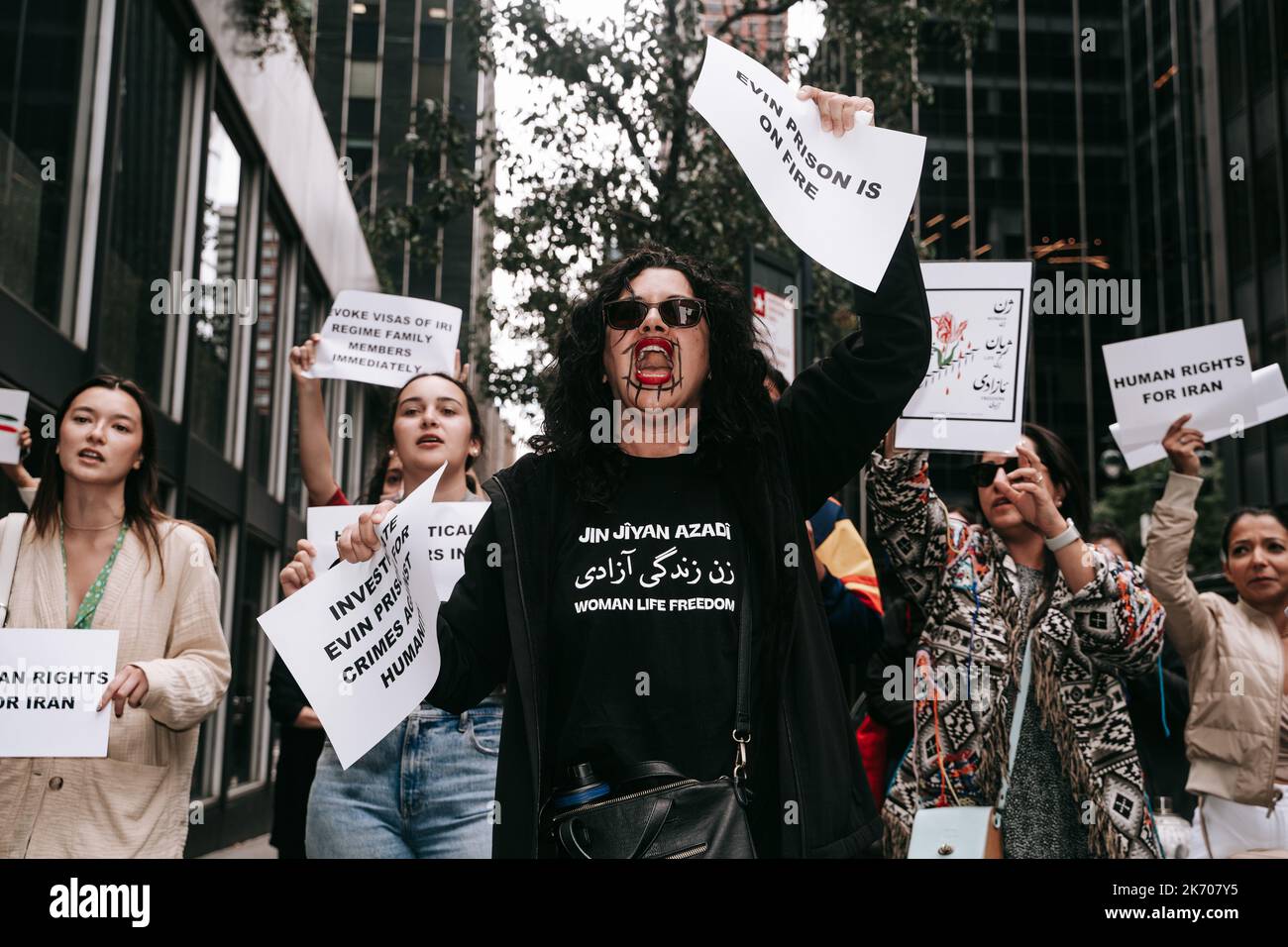 New York, Stati Uniti. 16th Ott 2022. I manifestanti cantano slogan mentre tengono i cartelli durante un rally di emergenza in risposta al fuoco della prigione di Evin. I membri della comunità iraniana e gli alleati si riuniscono al di fuori della missione permanente dell'Iran presso le Nazioni Unite in risposta alle segnalazioni di un incendio nella famigerata prigione di Evin. La prigione di Evin è nota per ospitare prigionieri politici. Credit: SOPA Images Limited/Alamy Live News Foto Stock