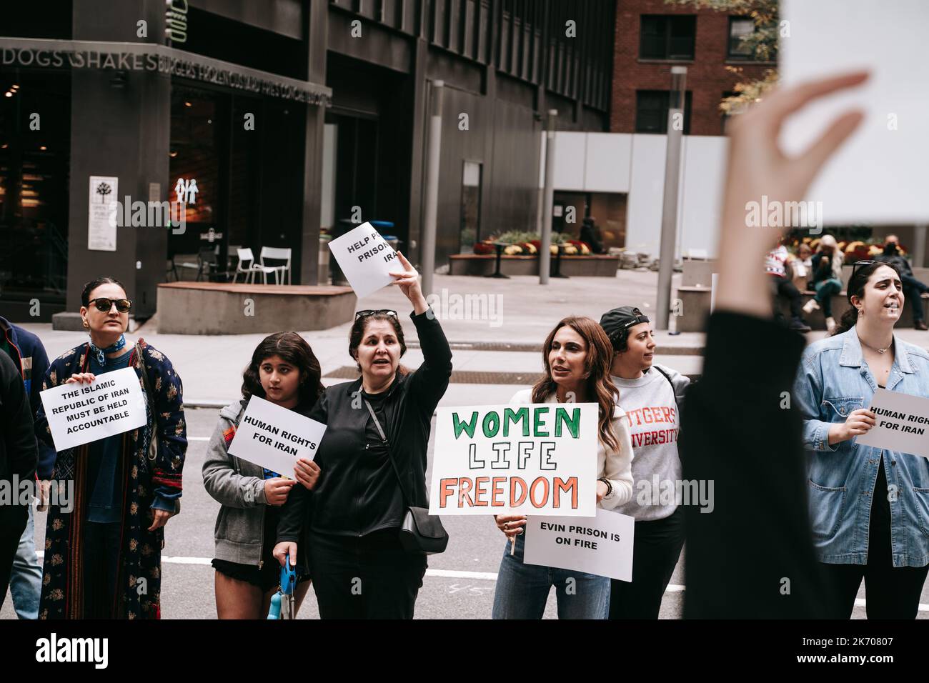 New York, Stati Uniti. 16th Ott 2022. I manifestanti sono in possesso di cartelli che esprimono le loro opinioni durante un raduno di emergenza in risposta al fuoco della prigione di Evin. I membri della comunità iraniana e gli alleati si riuniscono al di fuori della missione permanente dell'Iran presso le Nazioni Unite in risposta alle segnalazioni di un incendio nella famigerata prigione di Evin. La prigione di Evin è nota per ospitare prigionieri politici. Credit: SOPA Images Limited/Alamy Live News Foto Stock