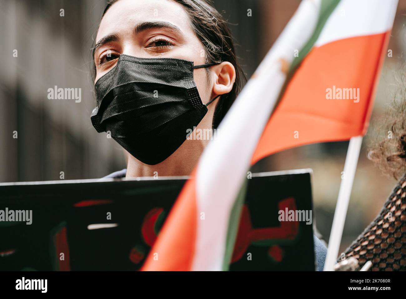 New York, Stati Uniti. 16th Ott 2022. Un manifestante ha visto piangere durante un rally di emergenza in risposta al fuoco della prigione di Evin. I membri della comunità iraniana e gli alleati si riuniscono al di fuori della missione permanente dell'Iran presso le Nazioni Unite in risposta alle segnalazioni di un incendio nella famigerata prigione di Evin. La prigione di Evin è nota per ospitare prigionieri politici. Credit: SOPA Images Limited/Alamy Live News Foto Stock