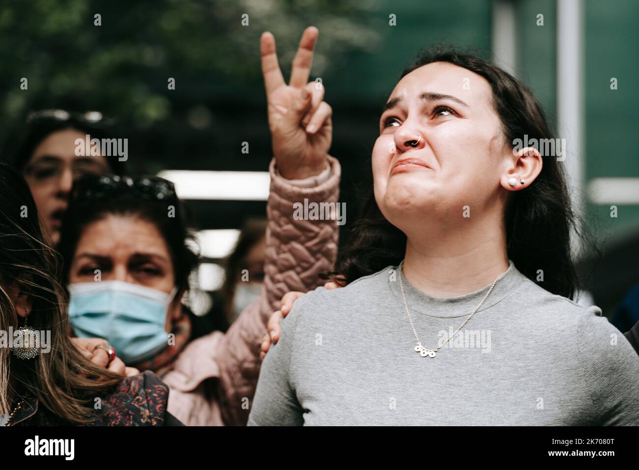 New York, Stati Uniti. 16th Ott 2022. Un manifestante ha visto piangere durante un rally di emergenza in risposta al fuoco della prigione di Evin. I membri della comunità iraniana e gli alleati si riuniscono al di fuori della missione permanente dell'Iran presso le Nazioni Unite in risposta alle segnalazioni di un incendio nella famigerata prigione di Evin. La prigione di Evin è nota per ospitare prigionieri politici. Credit: SOPA Images Limited/Alamy Live News Foto Stock