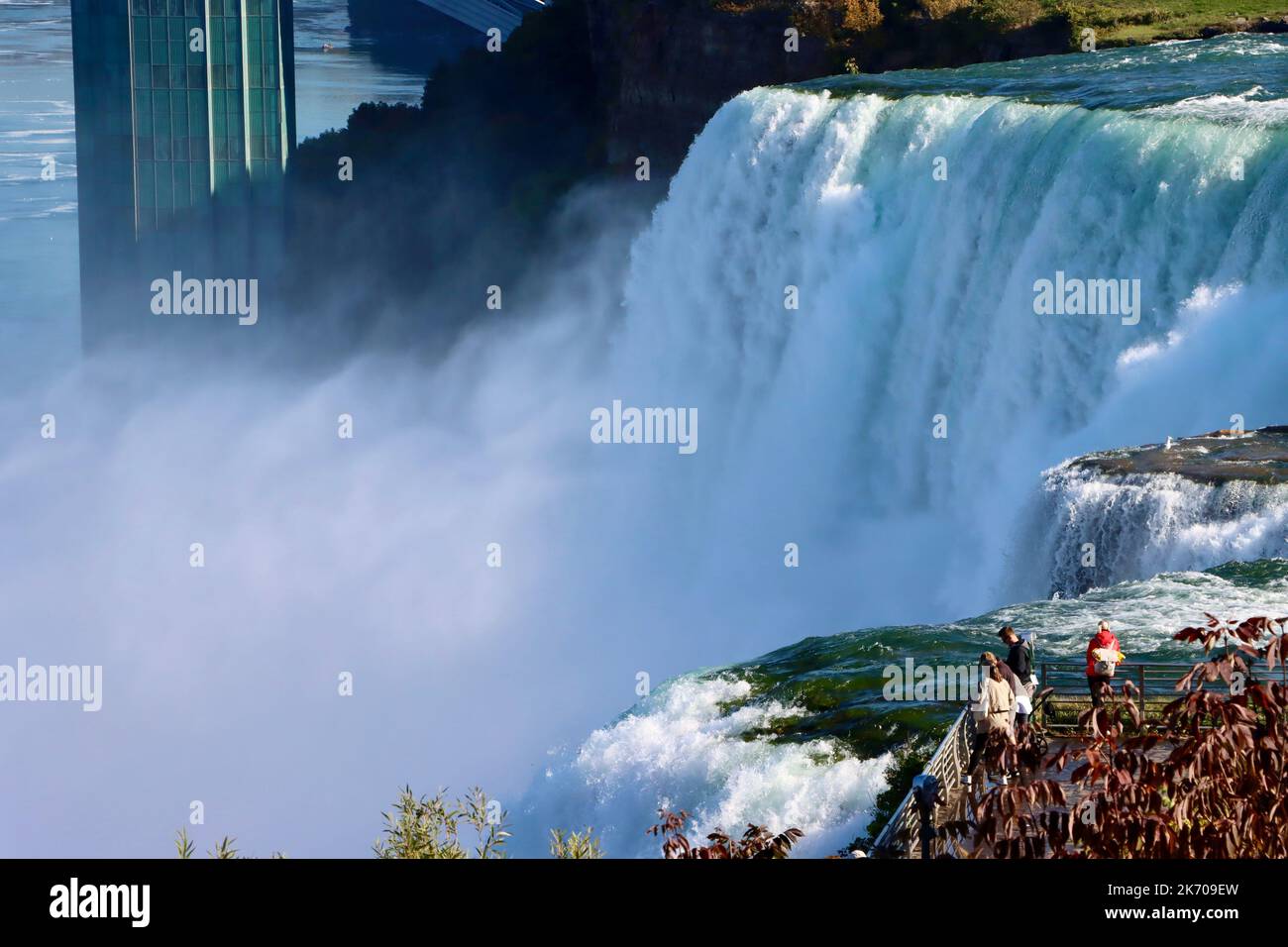 Spettatori alle American Falls di Niagara Falls Foto Stock