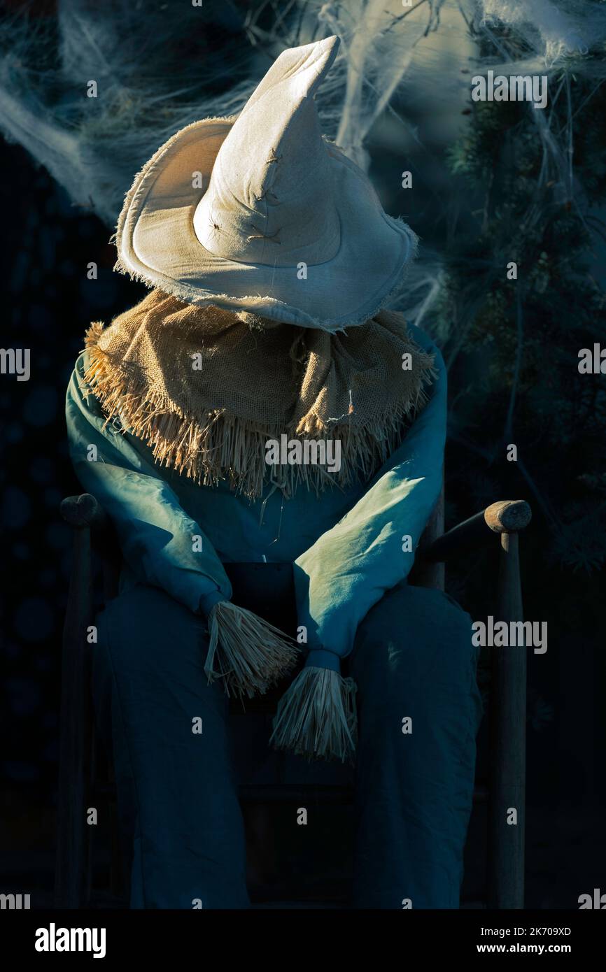 Halloween decorazione scarecrow gnome seduto in una sedia al tramonto Foto Stock