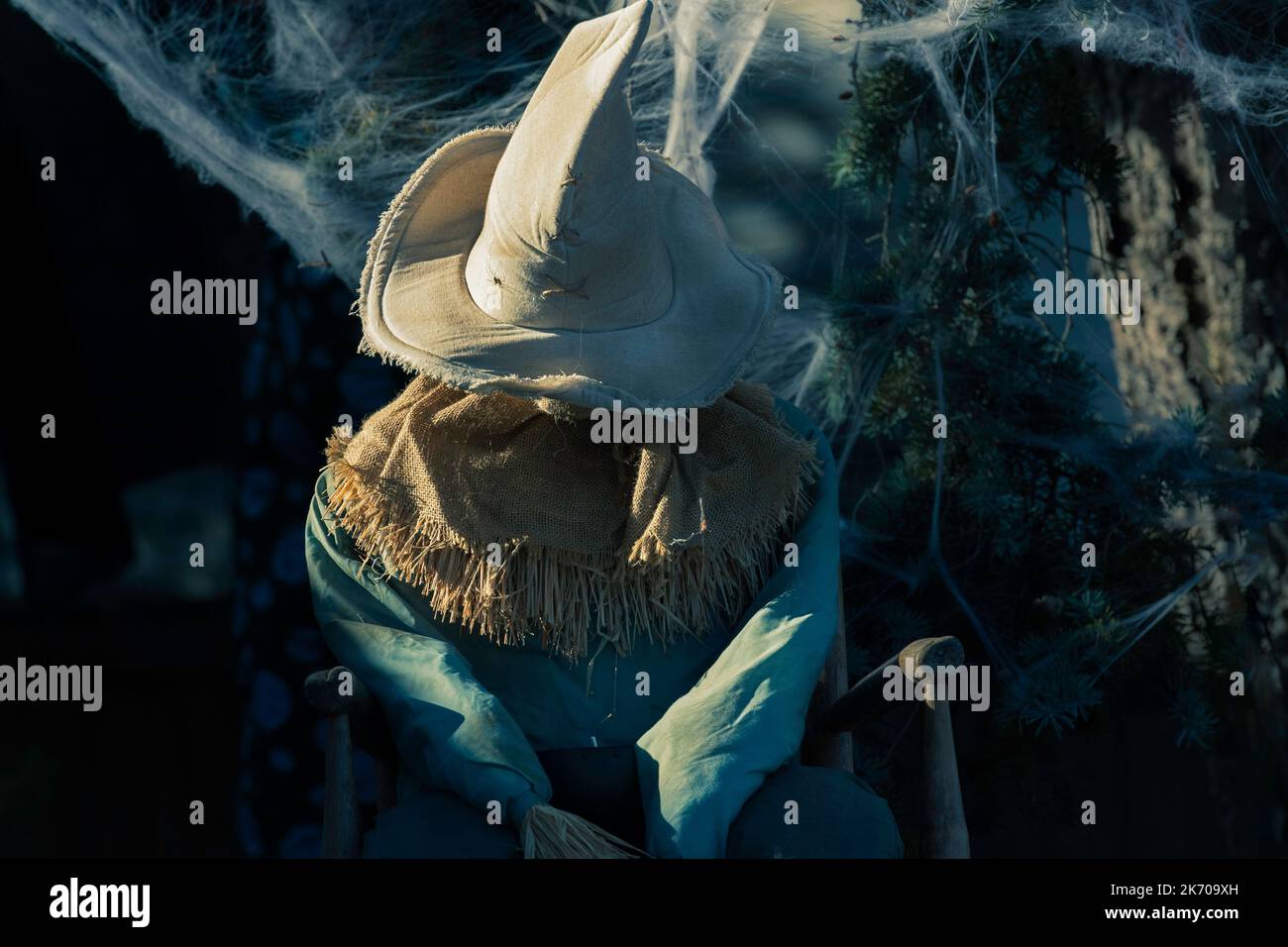 Halloween decorazione scarecrow gnome seduto in una sedia al tramonto Foto Stock