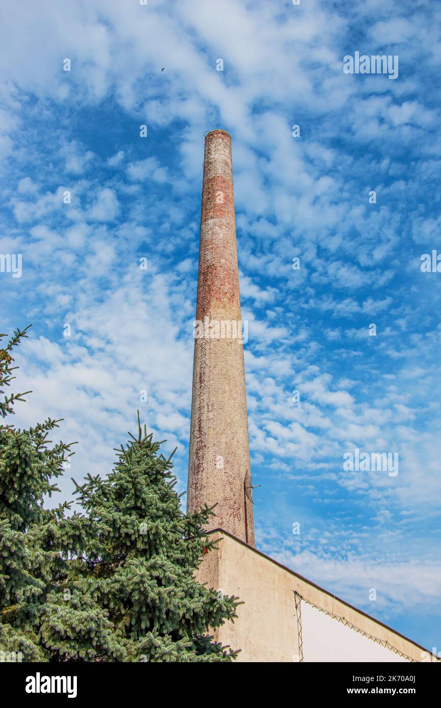 Il tubo di una casa di caldaia a gas contro il cielo blu. Dal camino non esce fumo. Crisi energetica. Foto Stock