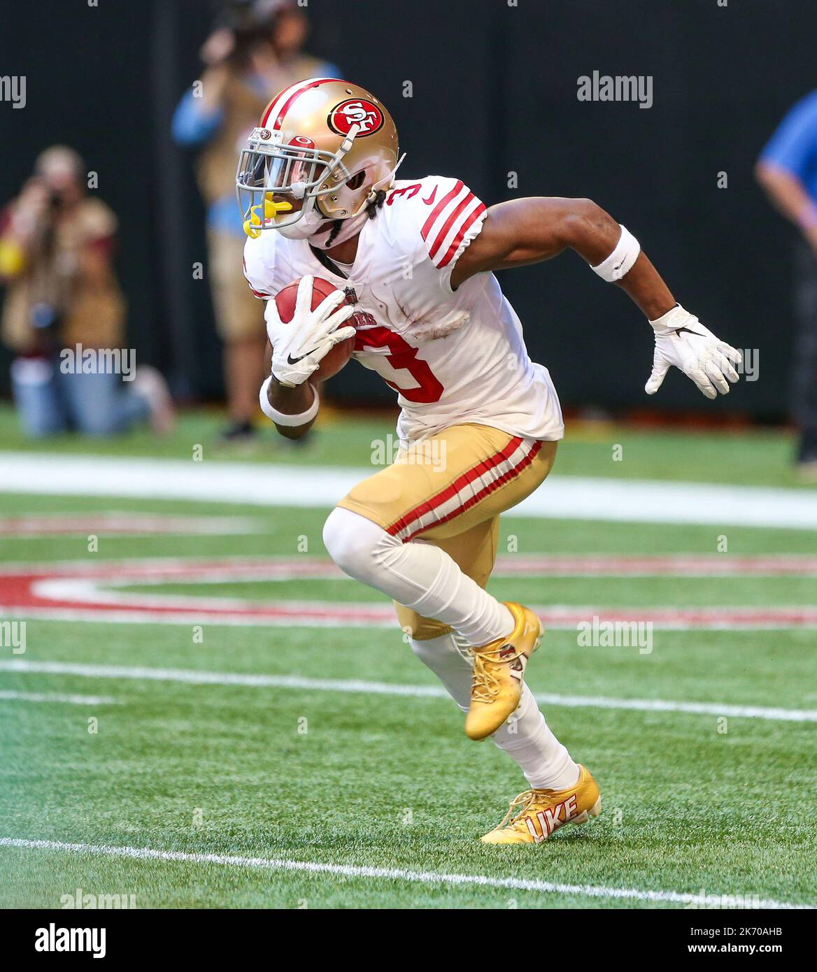 Atlanta, Georgia, Stati Uniti. 16th Ott 2022. San Francisco 49ers ricevitore ampio Ray-Ray McCloud III (3) corre con la palla durante il gioco contro gli Atlanta Falcons al Mercedes-Benz Stadium (Credit Image: © Debby Wong/ZUMA Press Wire) Credit: ZUMA Press, Inc./Alamy Live News Foto Stock