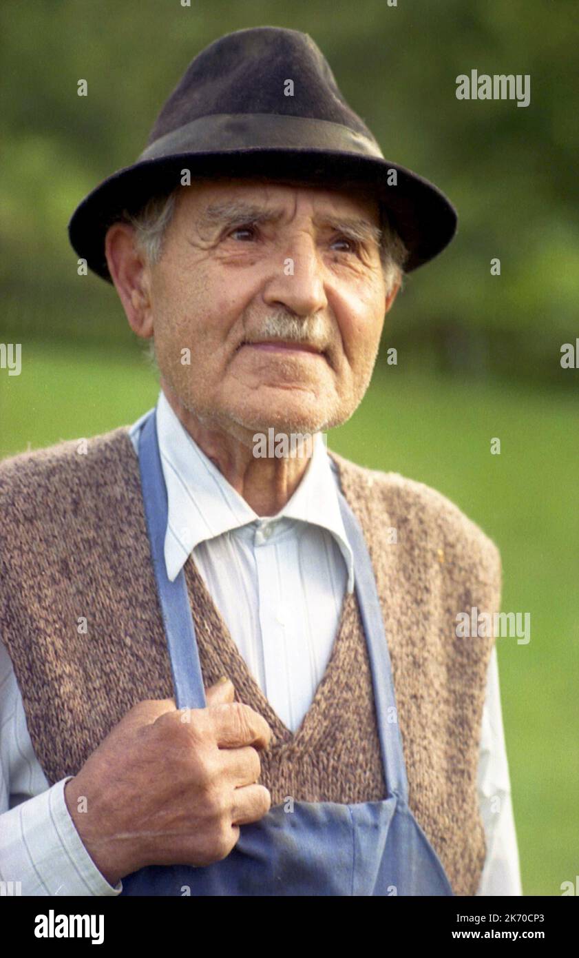 Ritratto dell'uomo anziano nella contea di Brasov, Romania, circa 2000. Foto Stock