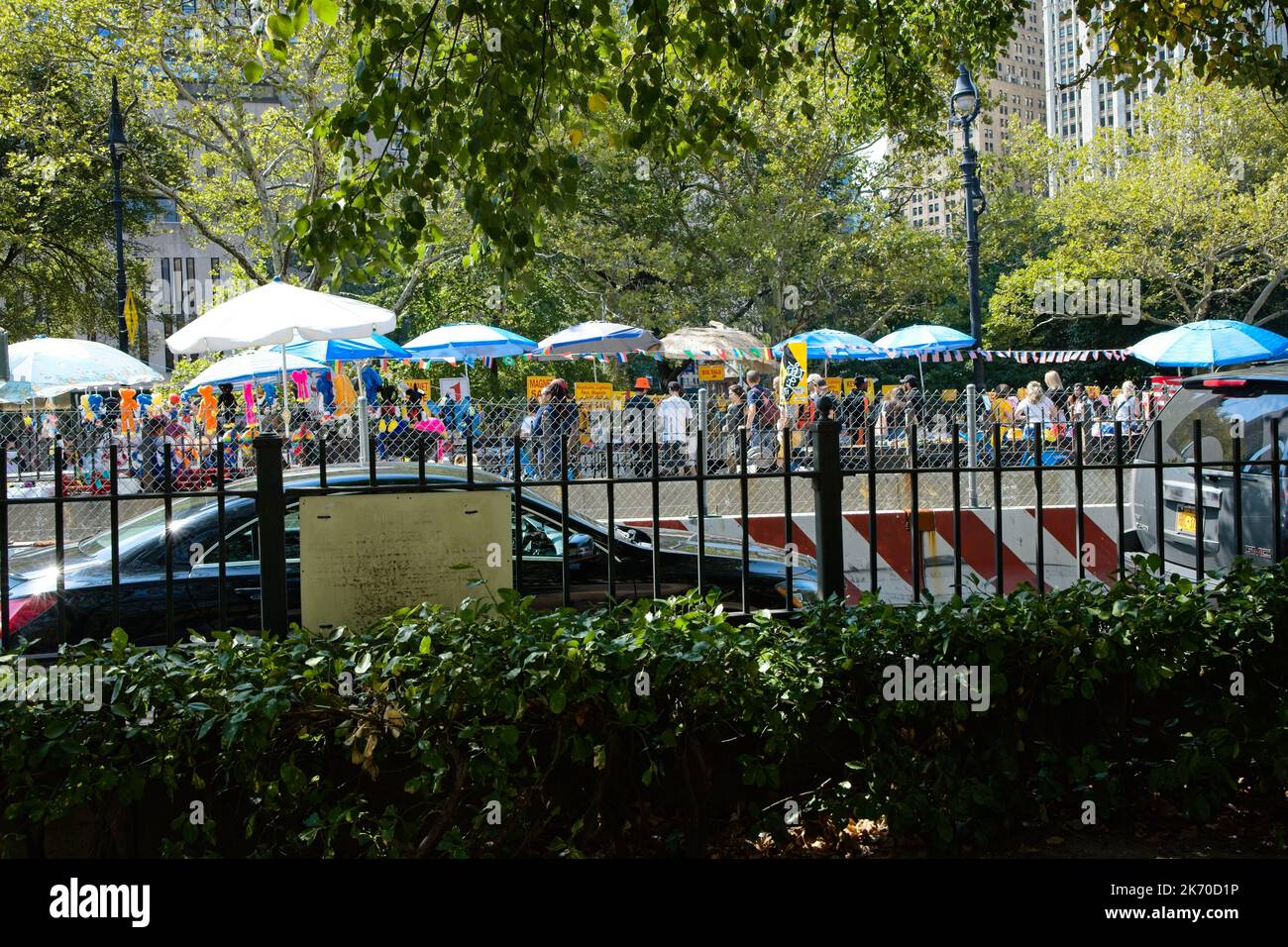 New York, NY, USA - 16 ottobre 2022: Venditori lungo il sentiero pedonale del Ponte di Brooklyn visto da un piccolo parco lungo la corsia dei veicoli a Manha Foto Stock