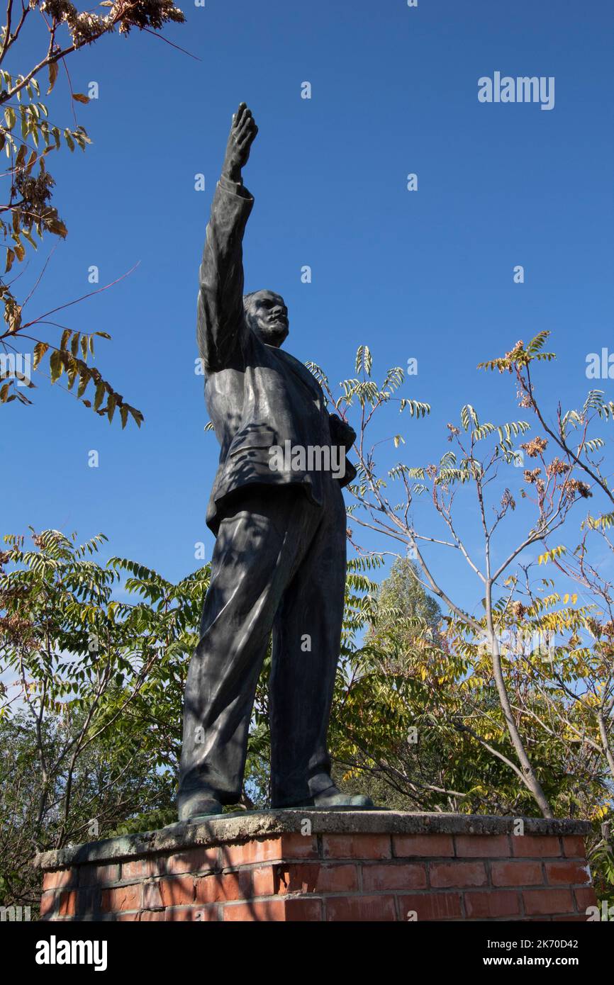 Statua eroica Memento Park un museo all'aperto dedicato a statue monumentali e placche scolpite del periodo comunista ungherese, Budapest, Ungheria, Foto Stock