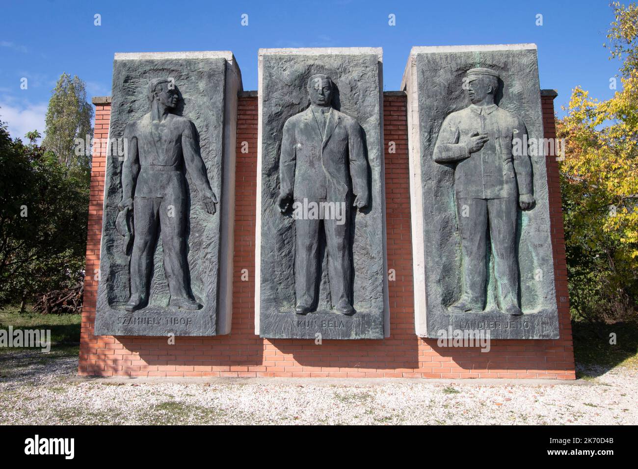Il fregio dei lavoratori nel Parco del Memento un museo all'aperto dedicato a statue monumentali e targhe scolpite del periodo comunista ungherese Budapest Ungheria Foto Stock