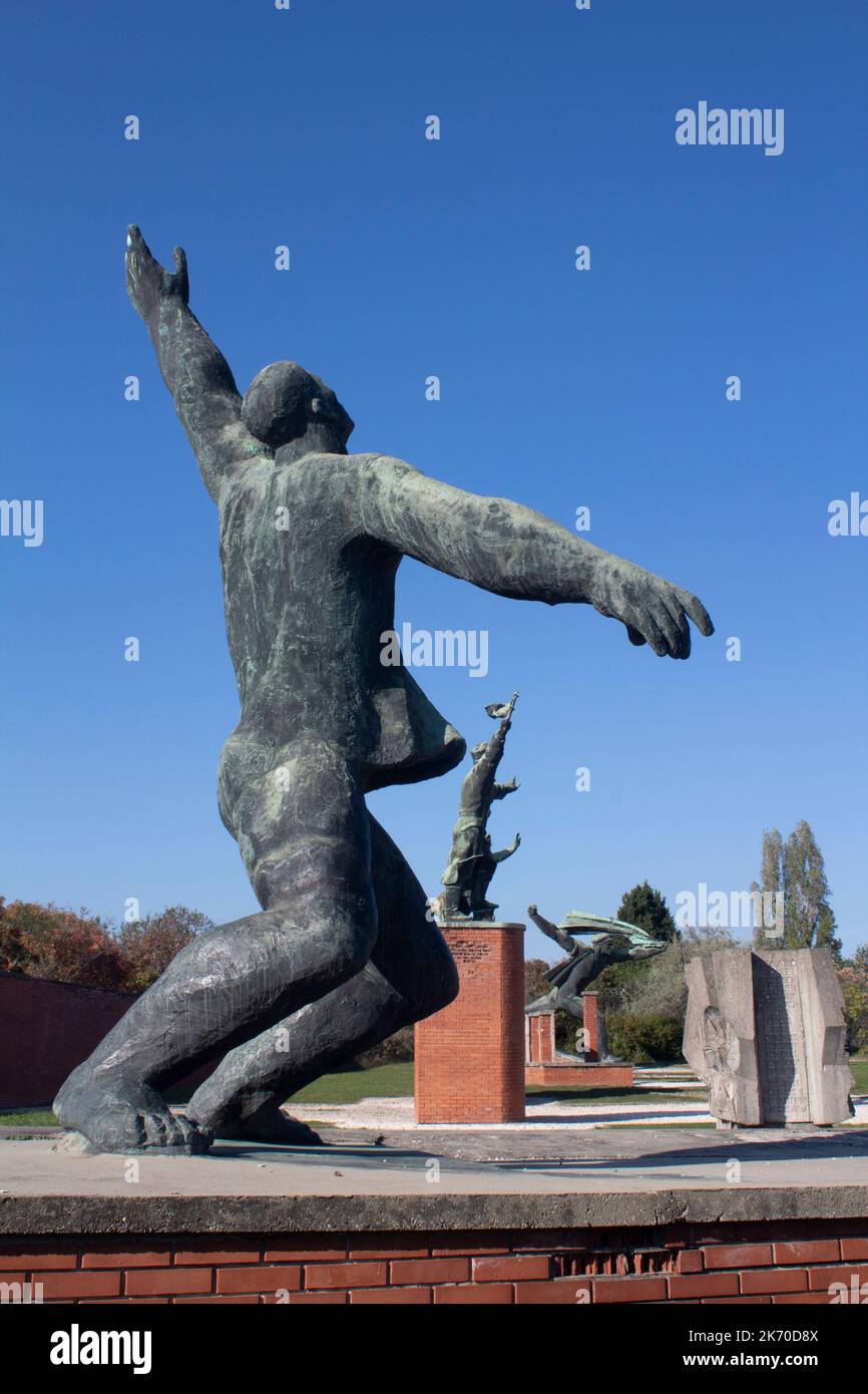 Statue dei lavoratori Memento Park un museo all'aperto dedicato alle statue monumentali del periodo comunista ungherese, Budapest, Ungheria, Foto Stock