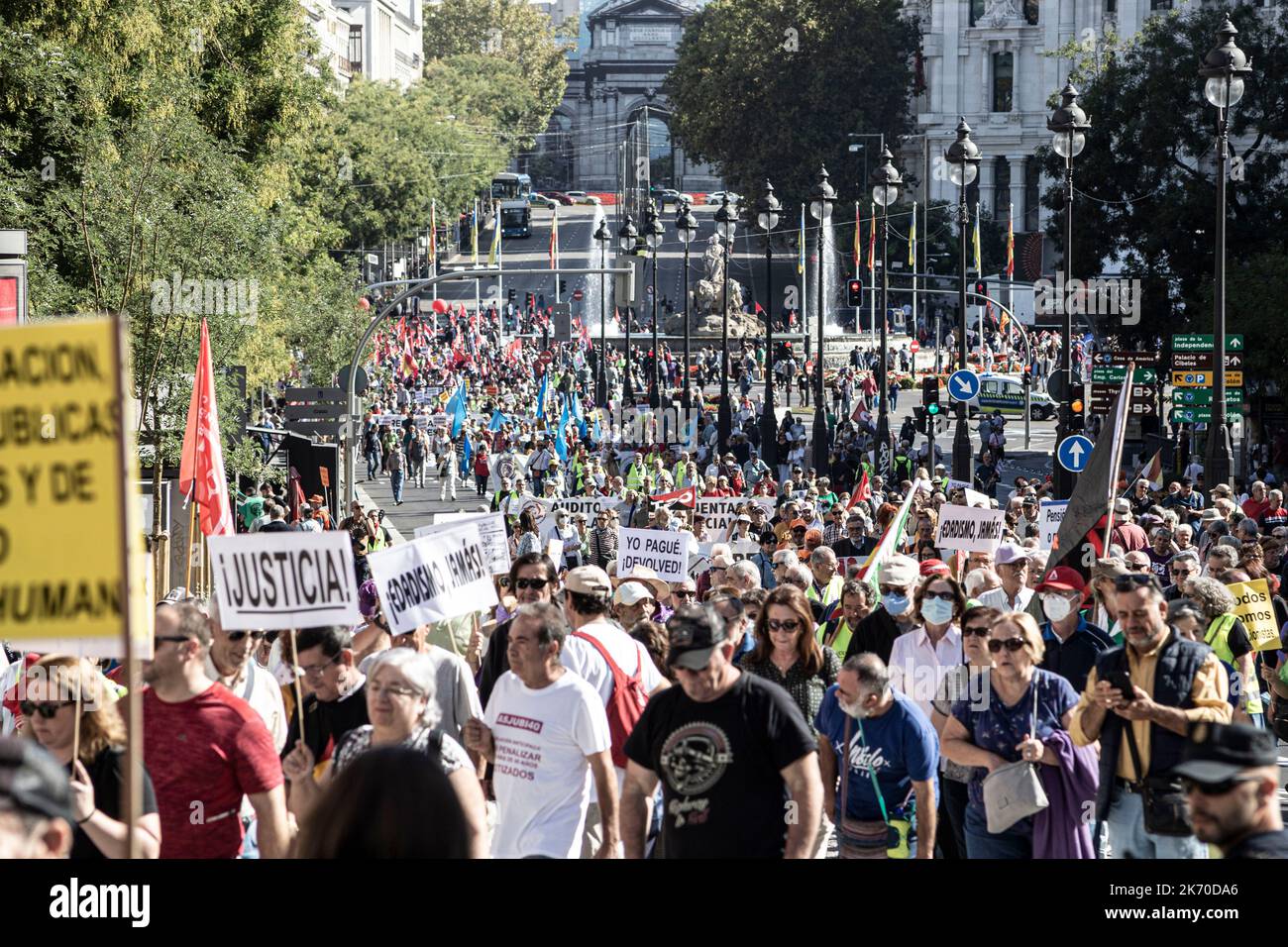 Madrid, Spagna. 15th Ott 2022. Migliaia di persone provenienti da città e paesi di tutto lo Stato marciano per le strade di Madrid con cartelli e striscioni durante la manifestazione pubblica pensione a Madrid. Circa 15.000 pensionati sono scesi nelle strade di Madrid per chiedere un aumento della pensione, rompere il divario di genere e salari decenti. Credit: SOPA Images Limited/Alamy Live News Foto Stock