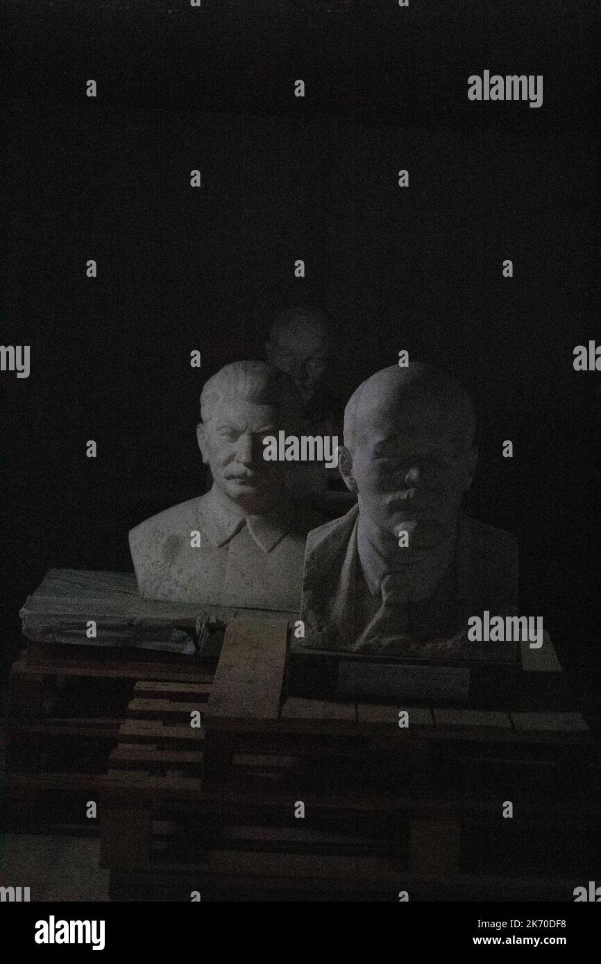 Busti di Lenin e Stalin Memento Park un museo all'aperto dedicato a statue monumentali del periodo comunista ungherese, Budapest, Ungheria Foto Stock