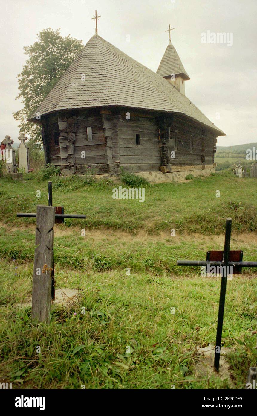 Șinca Nouă, Brasov County, Romania, 2000. Vista esterna della chiesa in legno, un monumento storico del 18th ° secolo. Foto Stock