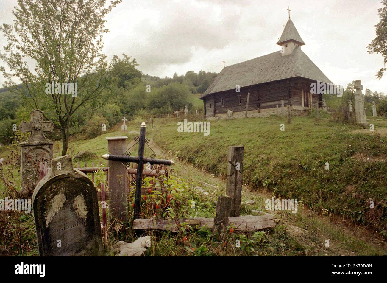 Șinca Nouă, Brasov County, Romania, 2000. Vista esterna della chiesa in legno, un monumento storico del 18th ° secolo. Foto Stock