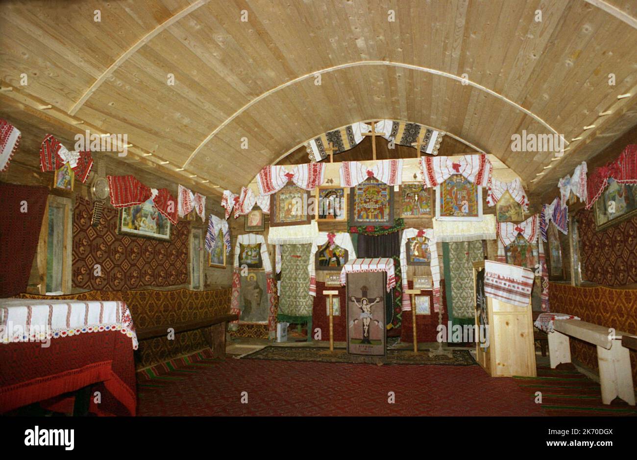 Șinca Nouă, Brasov County, Romania, 2000. Interno della piccola chiesa in legno, un monumento storico del 18th ° secolo. Foto Stock