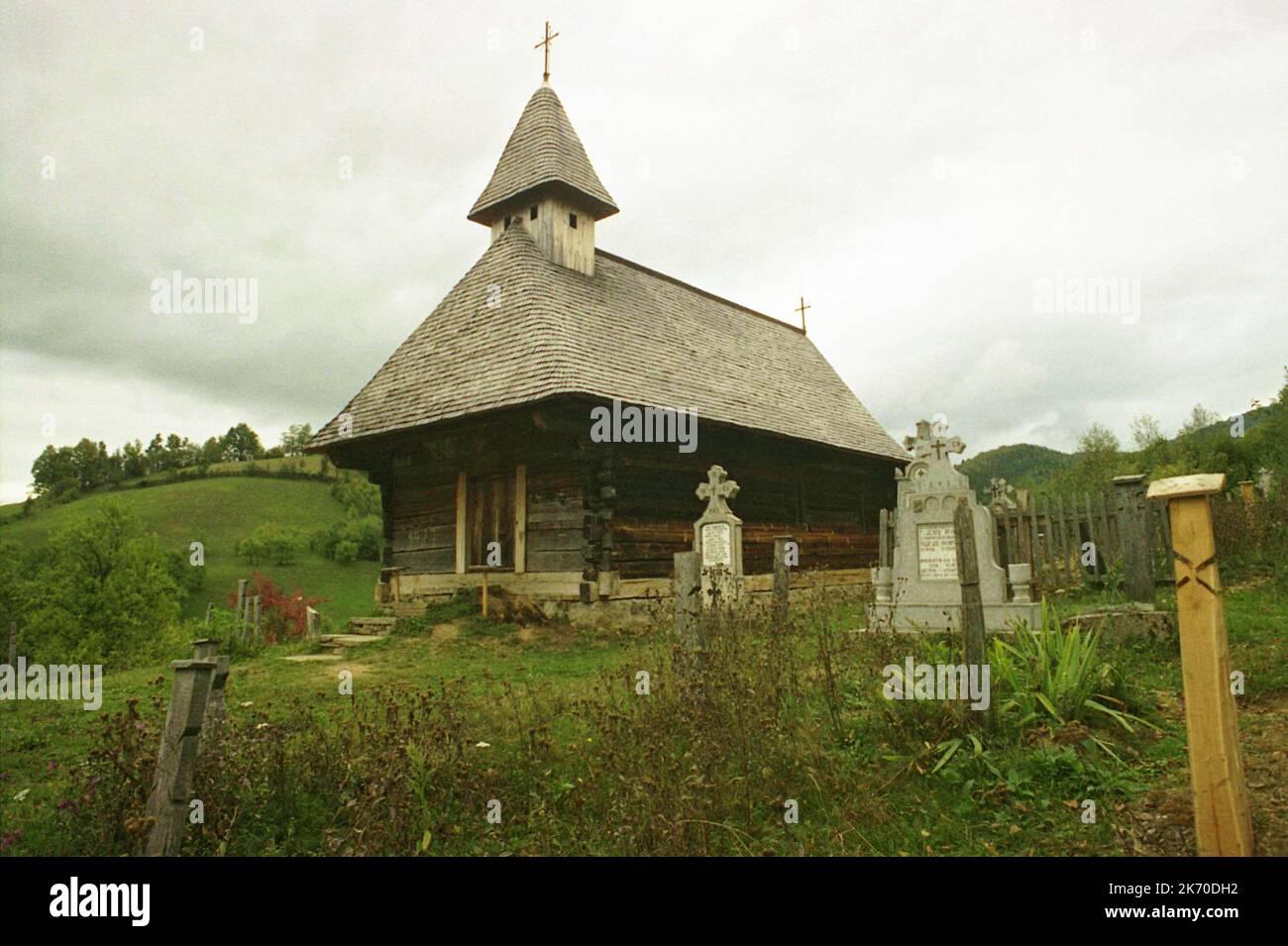 Șinca Nouă, Brasov County, Romania, 2000. Vista esterna della chiesa in legno, un monumento storico del 18th ° secolo. Foto Stock