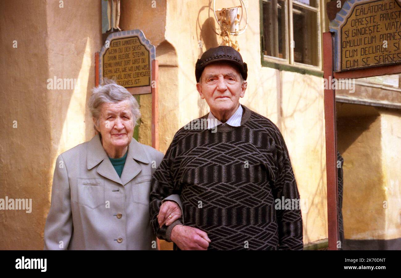 Brasov County, Romania, circa 2002. Coppia anziana appartenente alla comunità tedesca (sassone) in Transilvania. Foto Stock