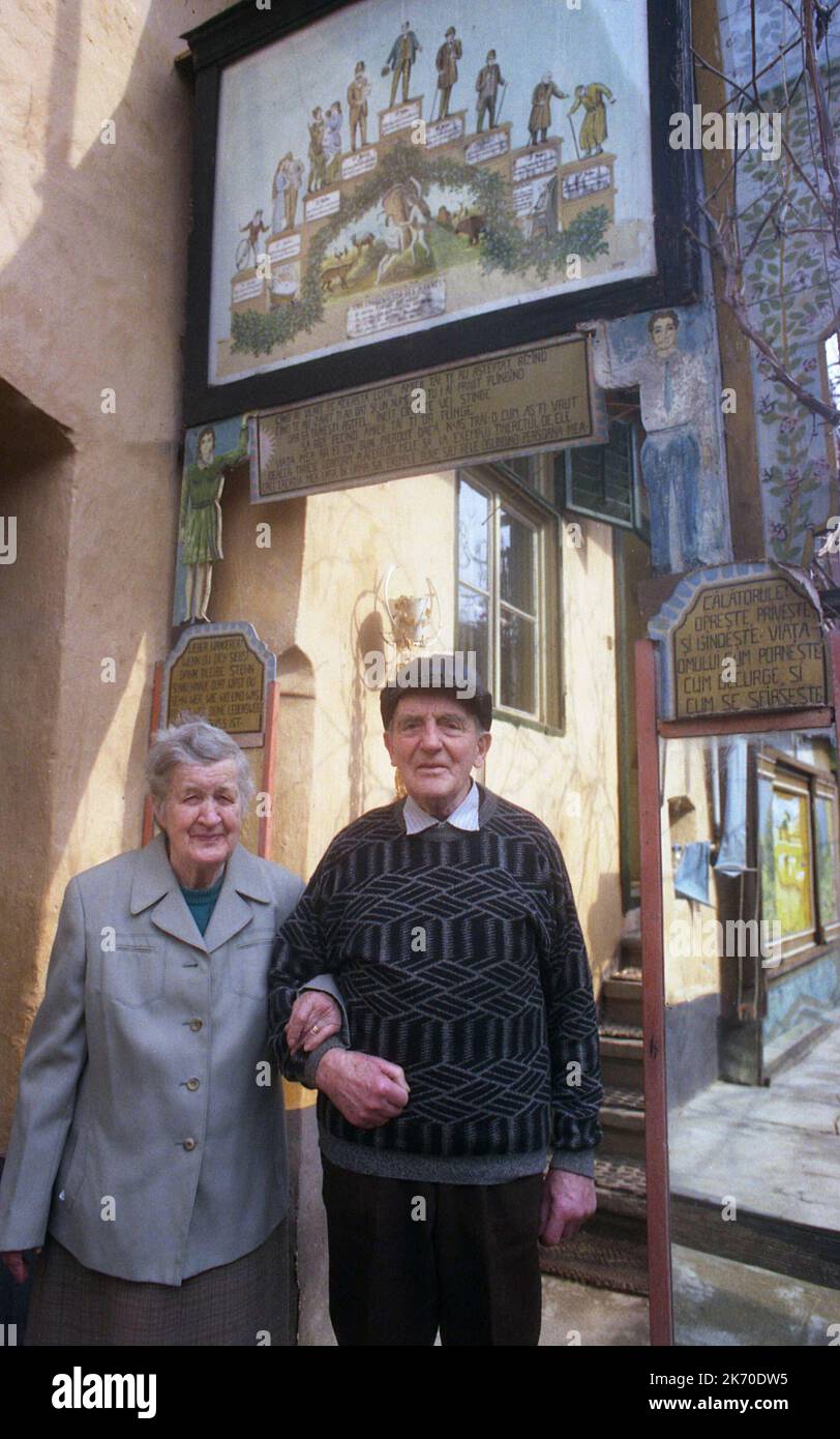 Brasov County, Romania, circa 2002. Coppia anziana appartenente alla comunità tedesca (sassone) in Transilvania. Foto Stock