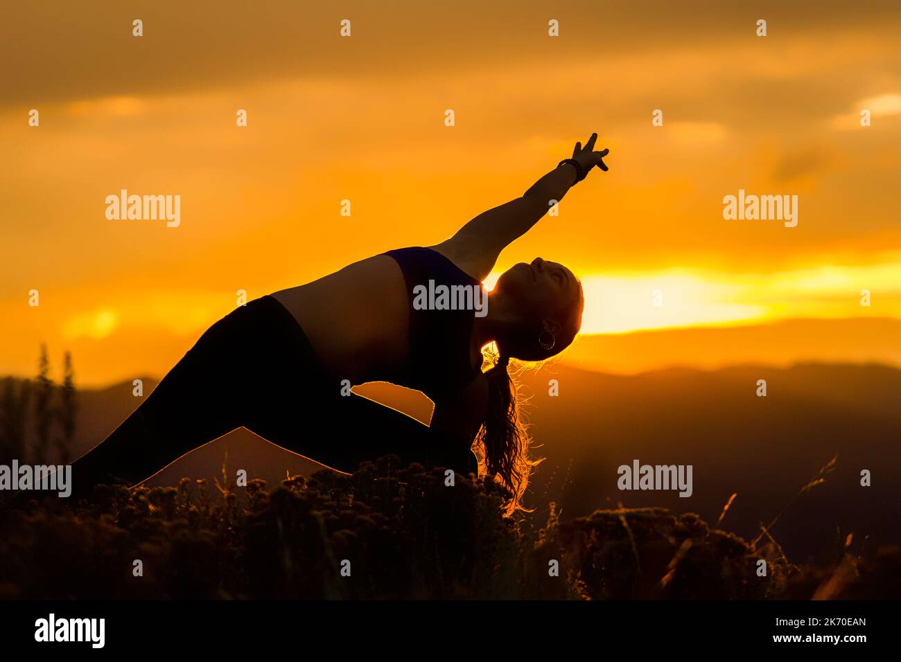 Carbondale Colorado Yoga posa al tramonto - 3 Foto Stock