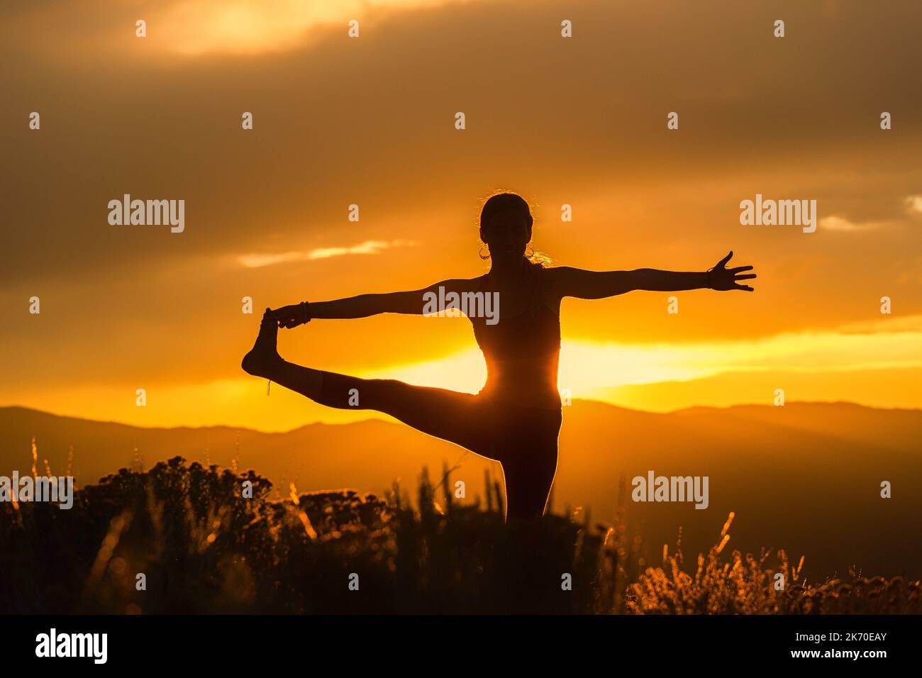 Carbondale Colorado Yoga posa al tramonto - 2 Foto Stock