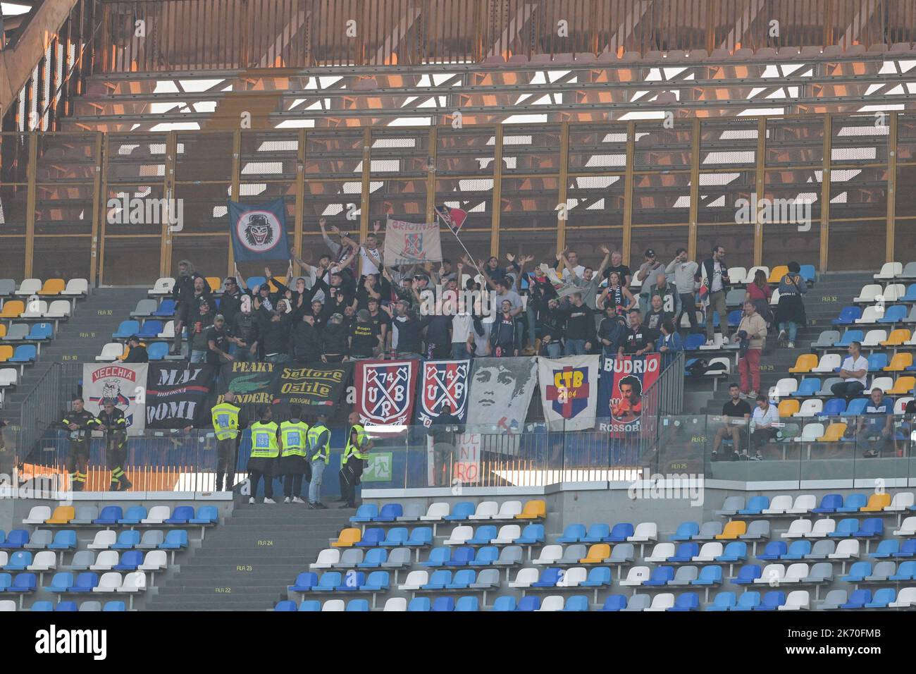 Napoli, Italia. 16th Ott 2022. I sostenitori del Bologna FC&#XA;durante la Serie Italiana di calcio A 202/2023 match SSC Napoli vs Bologna FC il 16 ottobre 2022 allo Stadio Diego Armando Maradona di Napoli, Italia Credit: Live Media Publishing Group/Alamy Live News Foto Stock