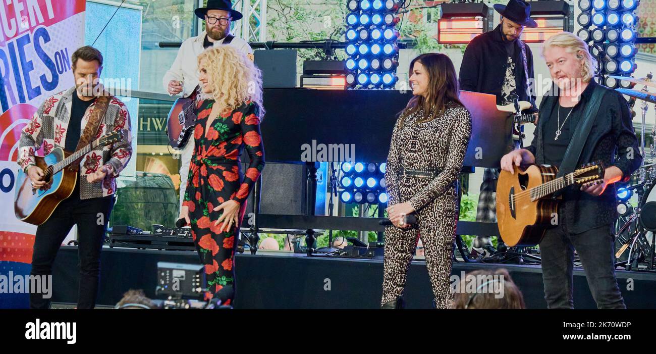 NEW YORK, NY, USA - 16 SETTEMBRE 2022: Little Big Town si esibirà nella serie di concerti 'Today' Show della NBC al Rockefeller Plaza. Foto Stock