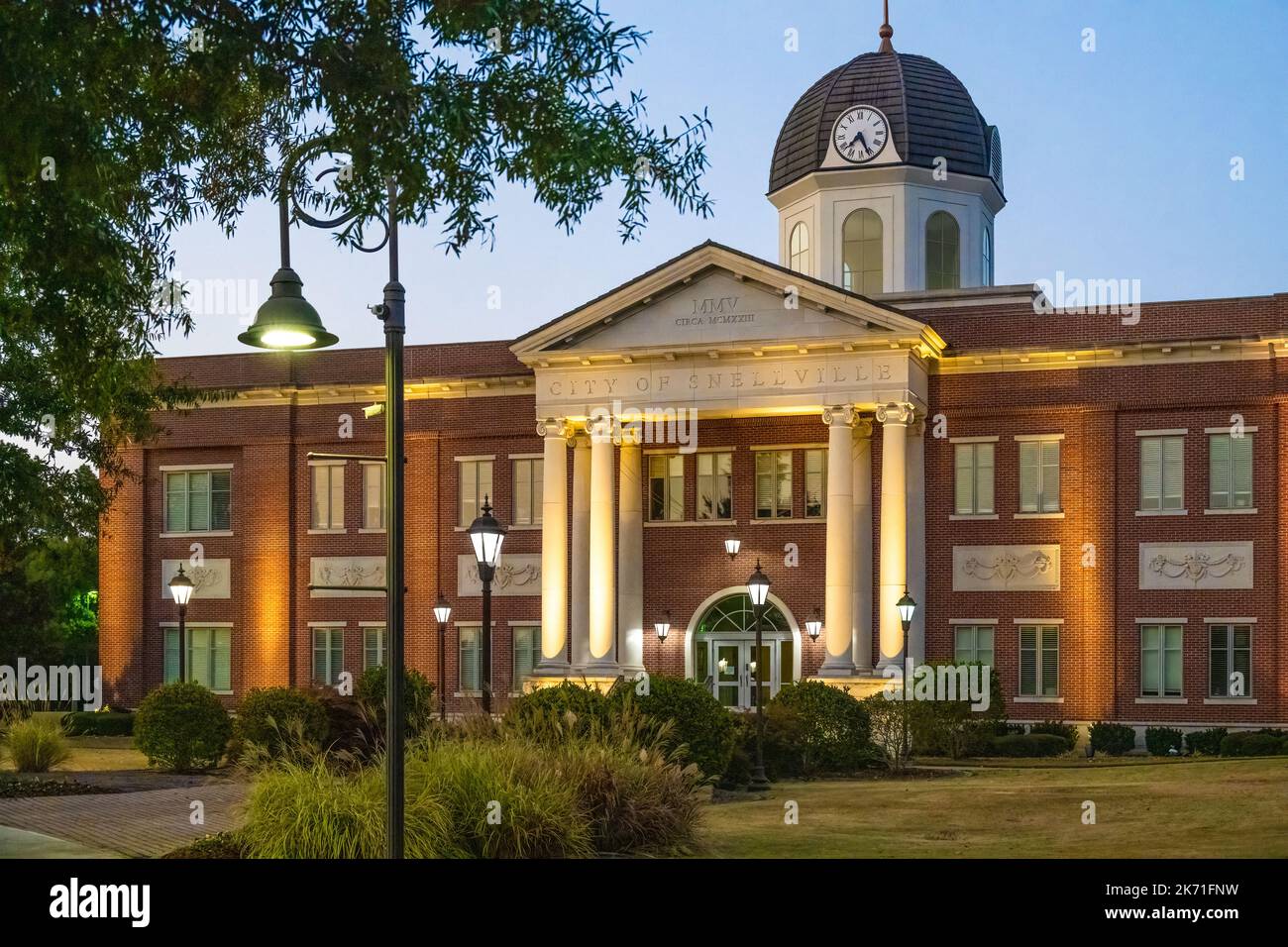 Municipio e Tribunale di Snellville al crepuscolo a Snellville, Georgia, appena ad est di Atlanta. (USA) Foto Stock