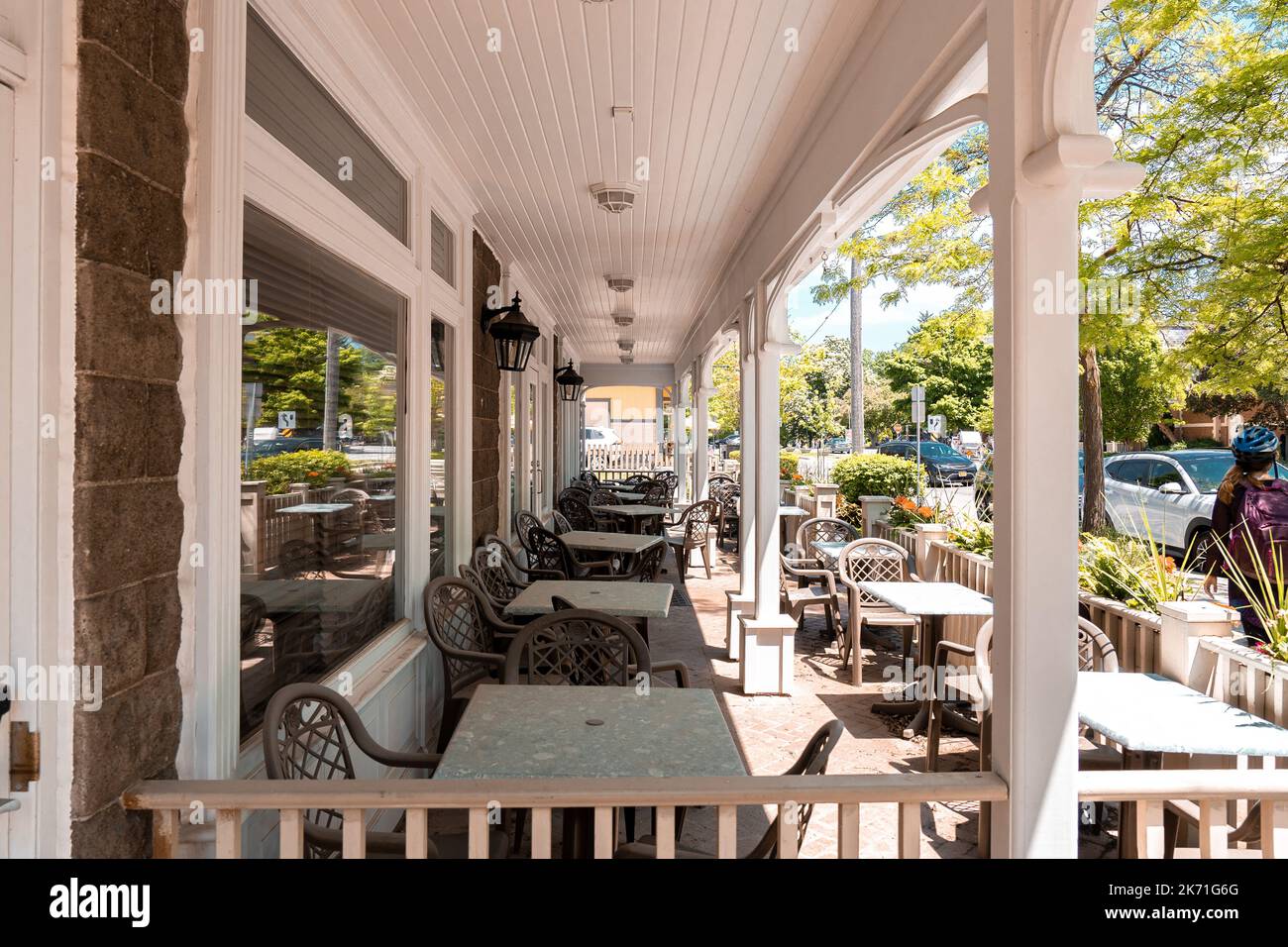 Toronto, Canada - Maggio 28 2022: Ristorante all'aperto senza clienti. Chiuso o vuoto al fresco in una giornata di sole Foto Stock