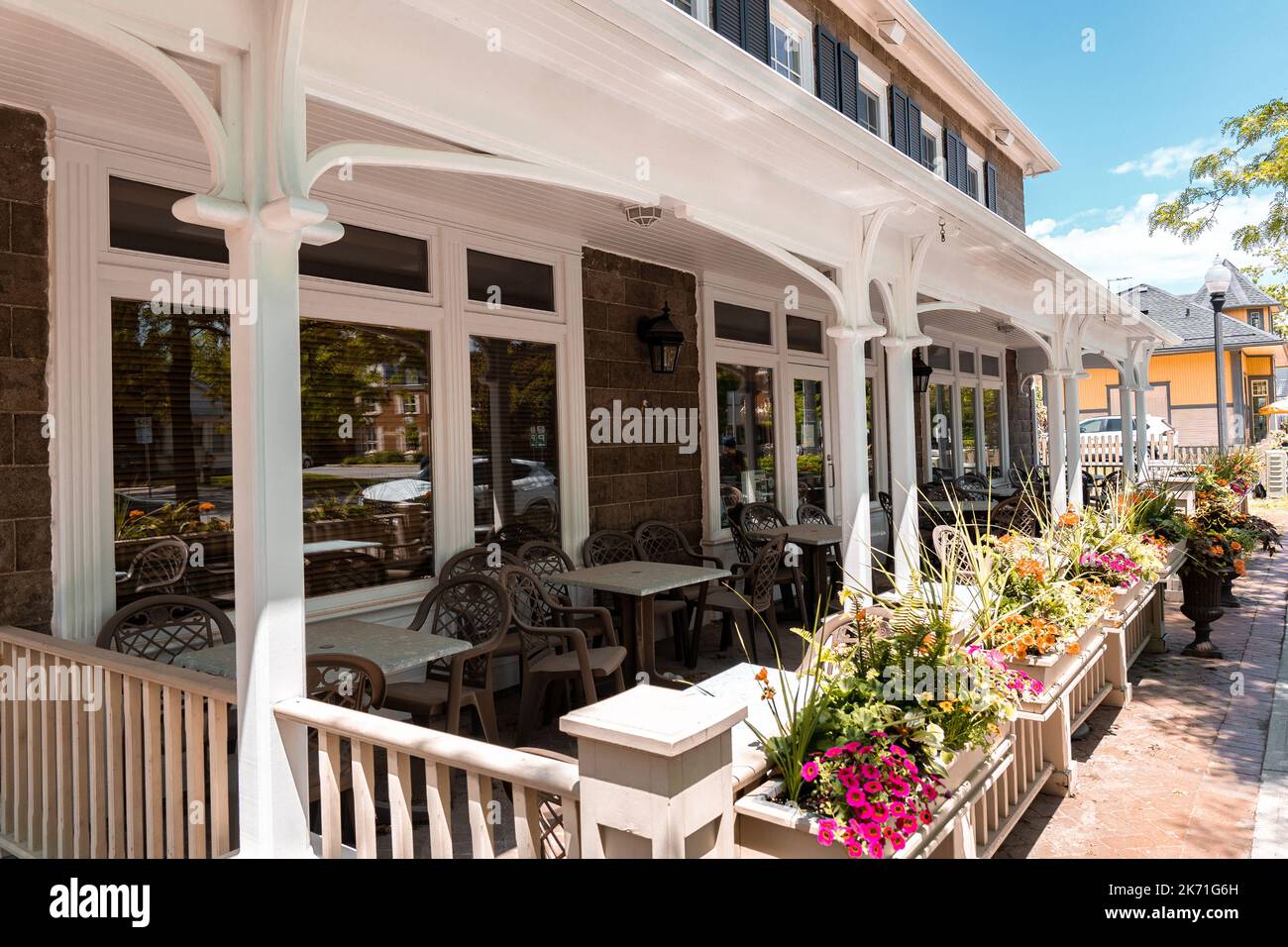 Toronto, Canada - Maggio 28 2022: Ristorante all'aperto senza clienti. Chiuso o vuoto al fresco in una giornata di sole Foto Stock