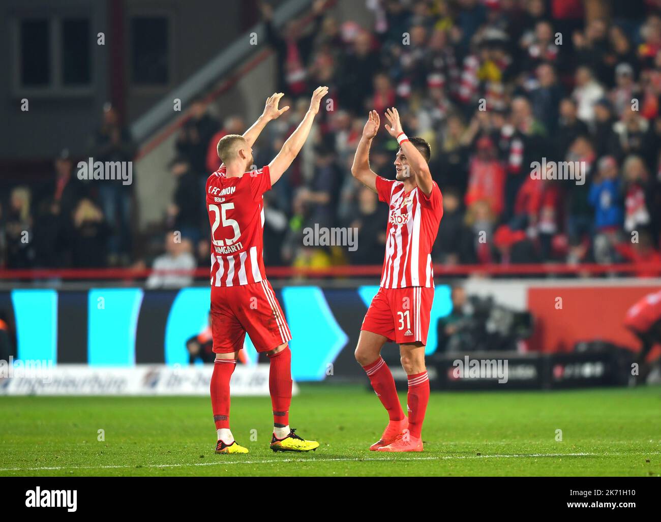 Berlino, Germania. 16th Ott 2022. Timo Baumgartl (L) e Robin Knoche di Union Berlin celebrano la vittoria dopo la prima divisione tedesca della partita di calcio della Bundesliga tra Union Berlin e Borussia Dortmund a Berlino, Germania, 16 ottobre 2022. Credit: Ren Pengfei/Xinhua/Alamy Live News Foto Stock