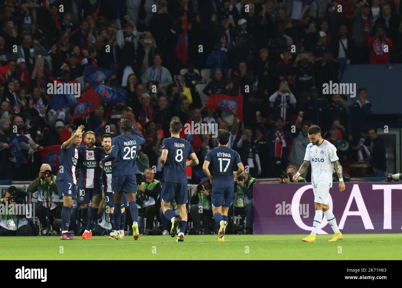 Parigi, Francia. 16th Ott 2022. I giocatori di Paris Saint-Germain festeggiano il loro gol durante la partita di calcio della Lega Francese 1 tra Paris-Saint Germain (PSG) e Olympique de Marseille (OM) al Parc de Prines di Parigi, Francia, 16 ottobre 2022. Credit: Gao Jing/Xinhua/Alamy Live News Foto Stock