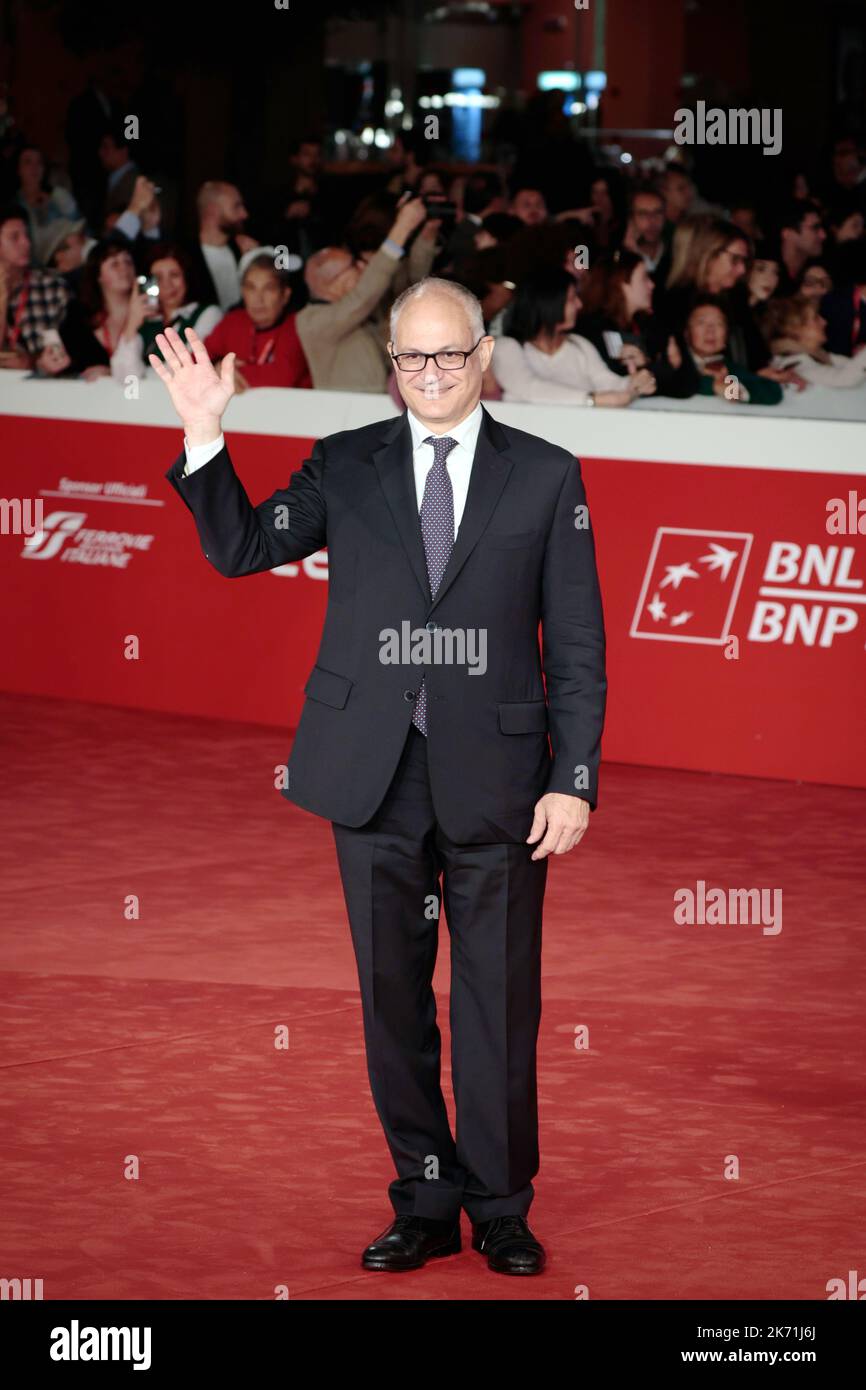 Roma, RM, Italia. 13th Ott 2022. Il sindaco di Roma Roberto Gualtieri partecipa al tappeto rosso del film ''il ColibrÃ¬'' durante l'apertura del Rome Film Fest 2022, il 13 ottobre 2022. (Credit Image: © Gennaro Leonardi/Pacific Press via ZUMA Press Wire) Foto Stock