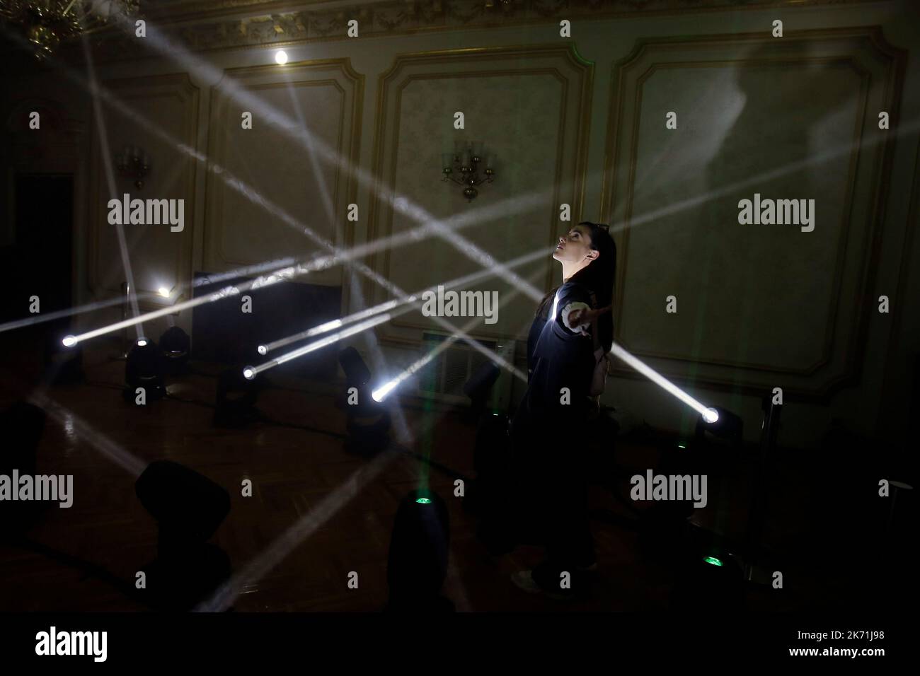 Bucarest, Romania. 16th Ott 2022. Una donna gode di un'installazione di luce interattiva mentre visita la 3rd edizione del nuovo RADAR del festival di arte mediatica a Bucarest, capitale della Romania, 16 ottobre 2022. Credit: Cristian Cristel/Xinhua/Alamy Live News Foto Stock