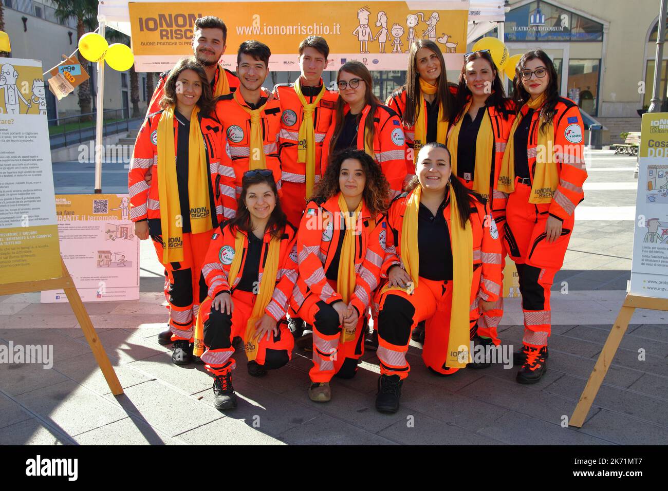 Giovani volontari della protezione civile sono nelle strade per informare  la popolazione sulle regole di comportamento in caso di terremoto Foto  stock - Alamy