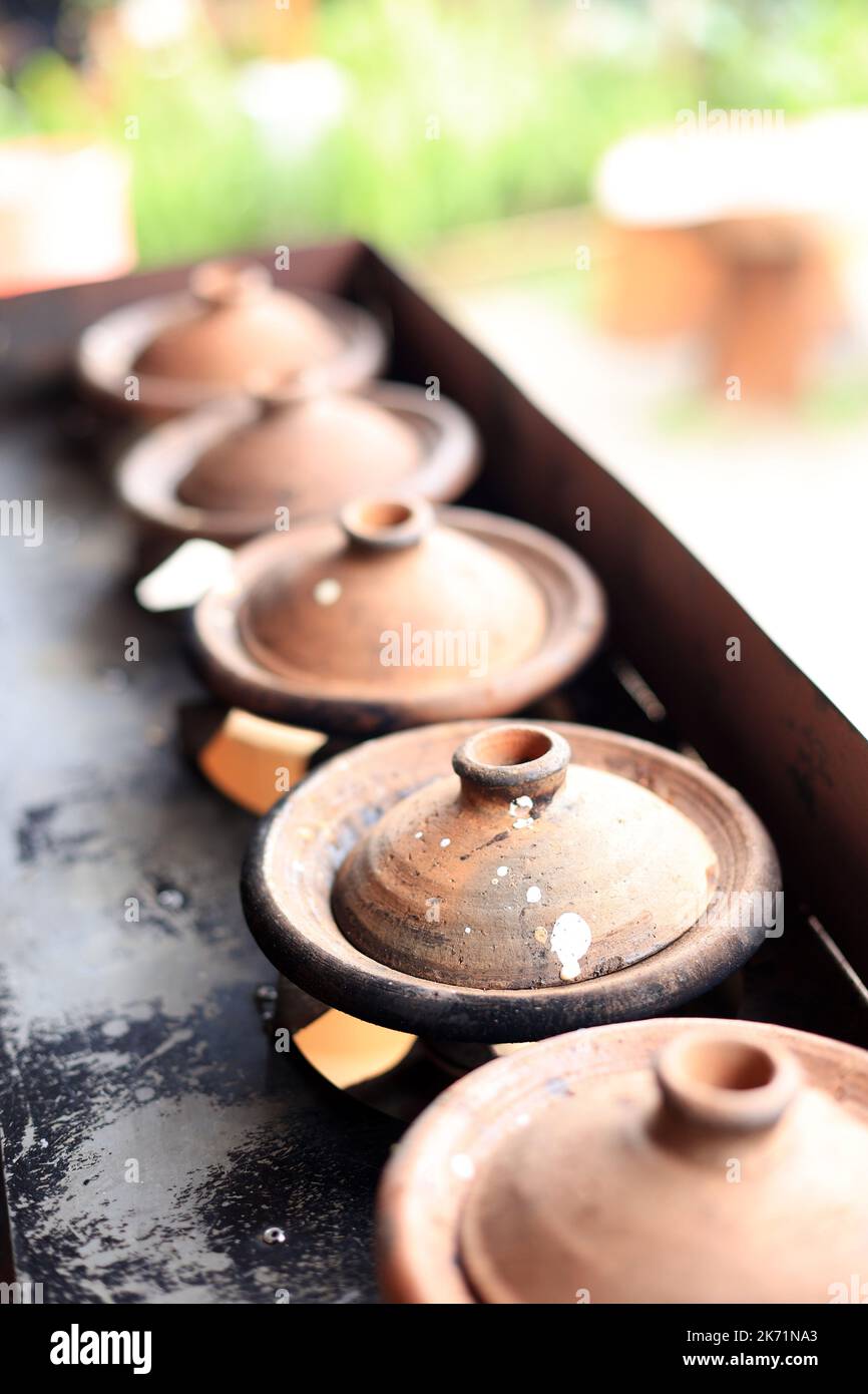 Ceramica di terra indonesiana sulla stufa per fare Pancake cibo tradizionale come Srabi solo, Apem, o Surabi Bandung. Messa a fuoco selezionata Foto Stock