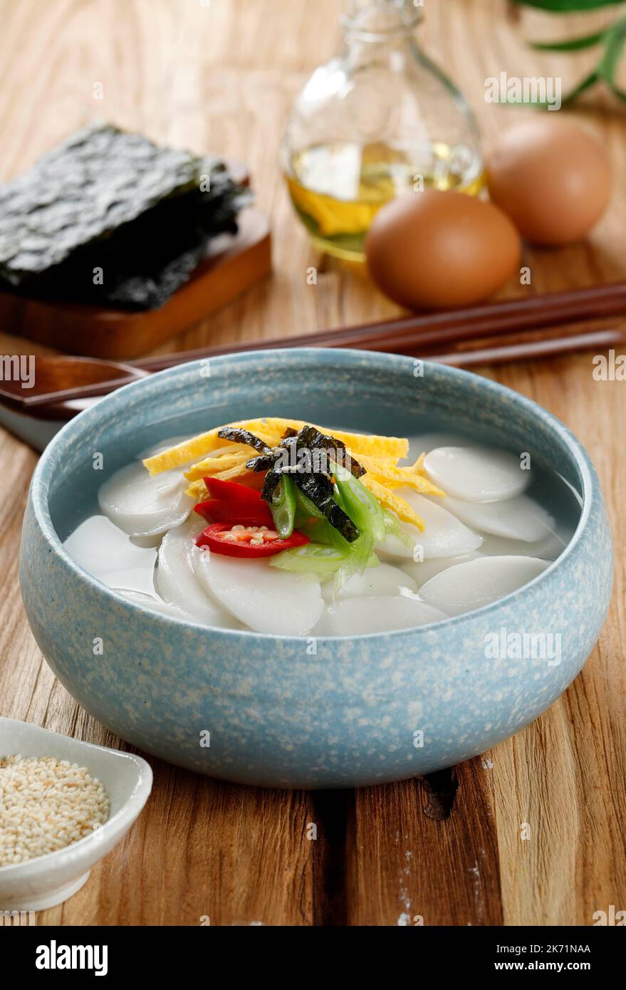 Tteokguk, zuppa di riso a fette coreana, torta di riso a forma ovale cucinata in brodo trasparente. Piatto tradizionale di Capodanno lunare. Il brodo di manzo chiaro è la maggior parte comune Foto Stock